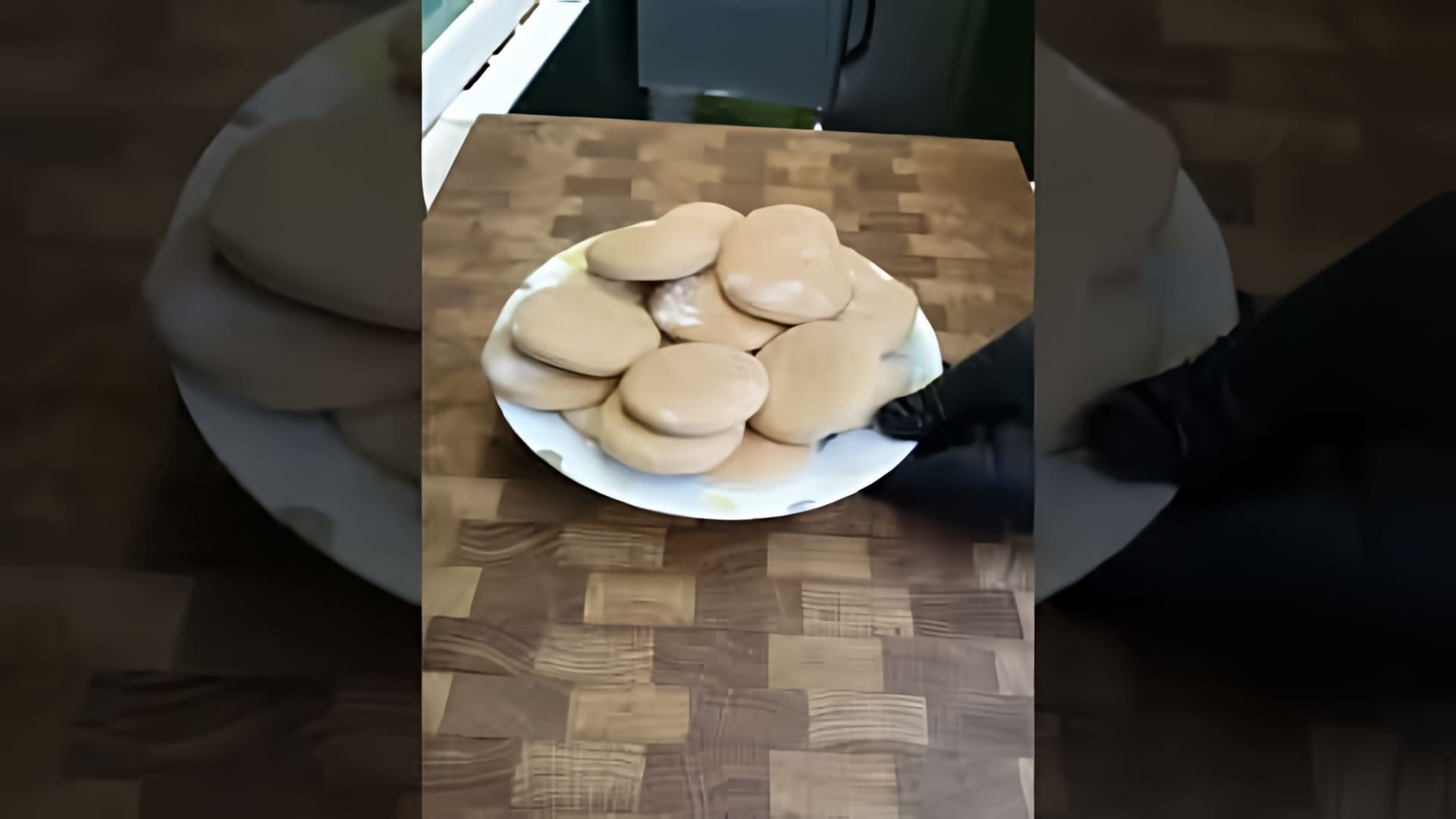 В этом видео демонстрируется процесс приготовления печенья на рассоле