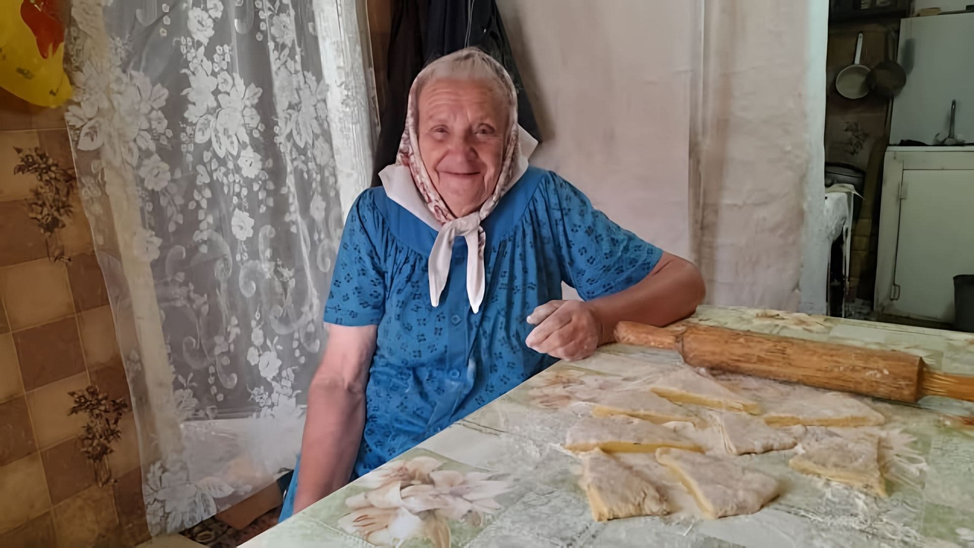 В этом видео бабушка Мария делится рецептом сибирских шаньг, традиционного блюда из Сибири