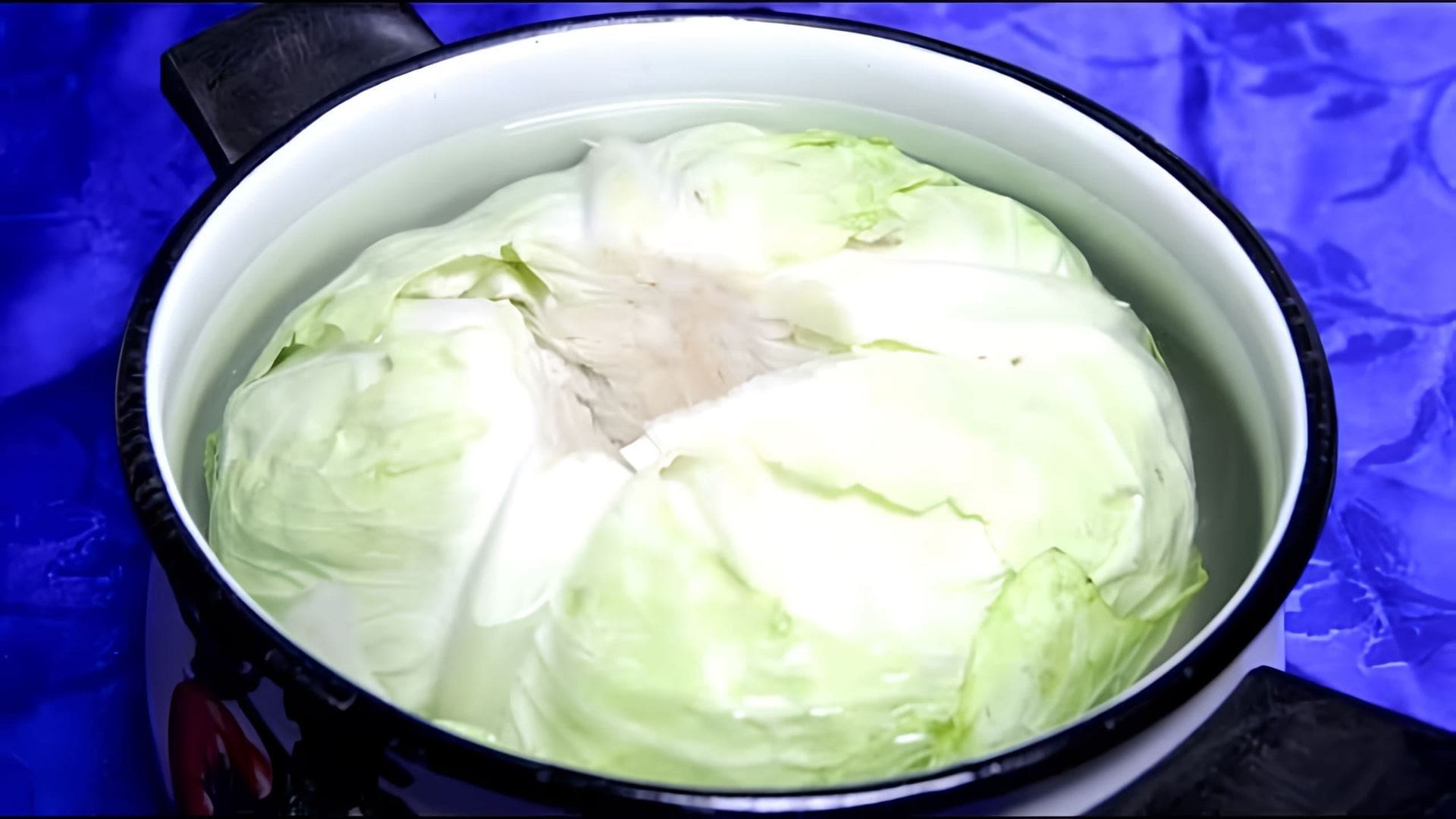 В данном видео демонстрируется процесс приготовления квашеной капусты целиком