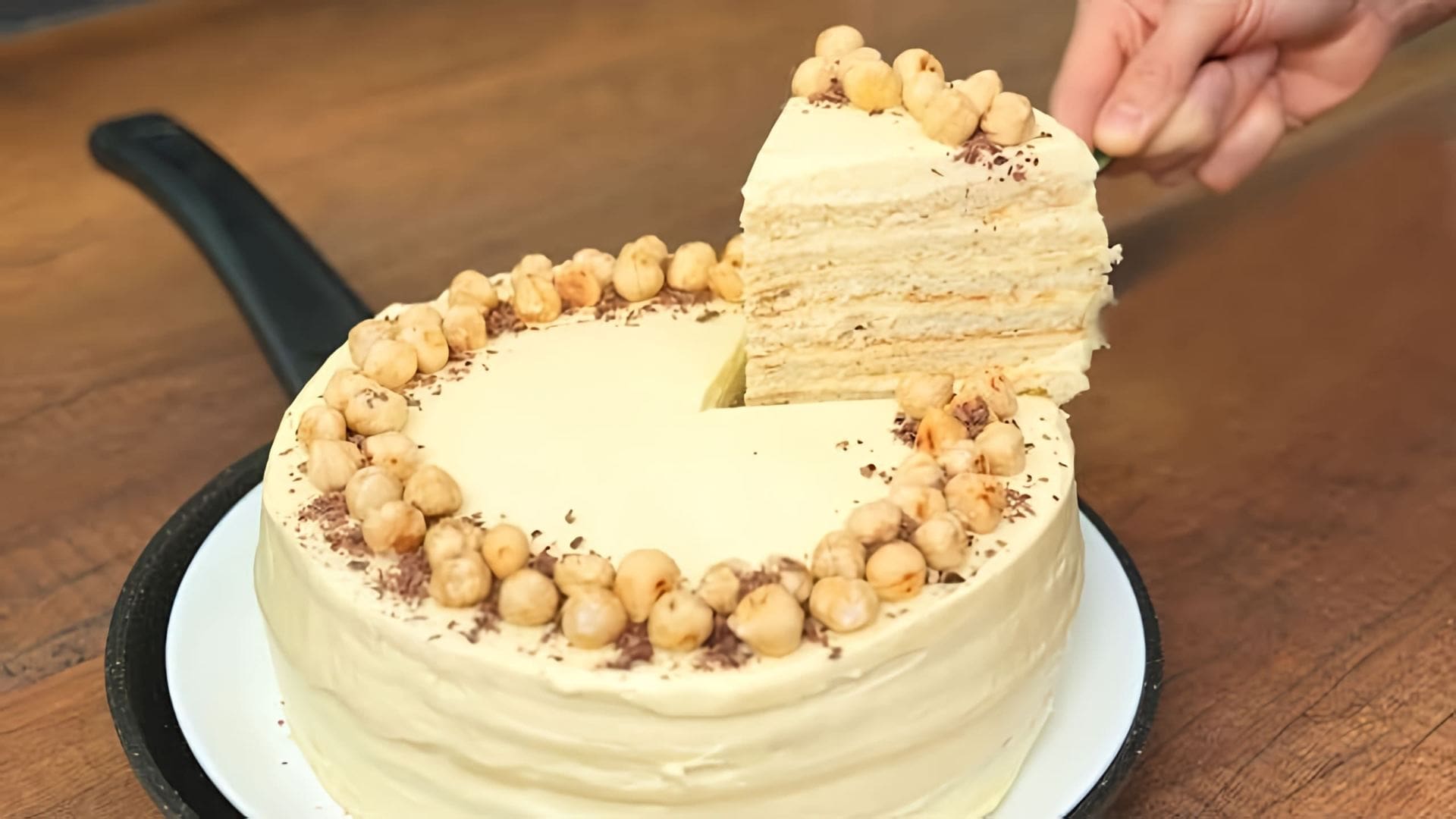 В этом видео демонстрируется процесс приготовления торта на сковороде без использования духовки