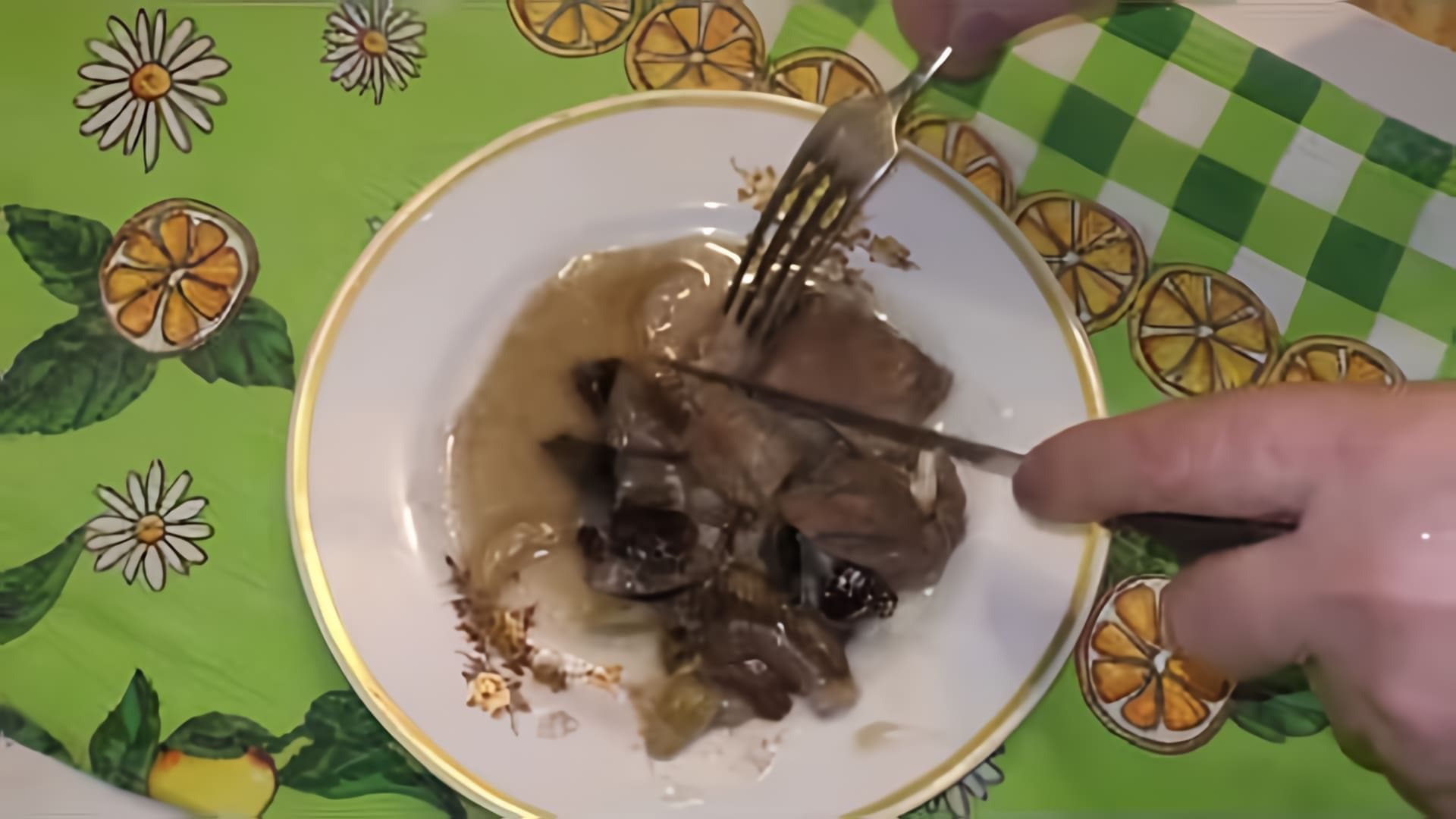 В этом видео Елена Прокофьева готовит мясо, тушеное с черносливом и луком