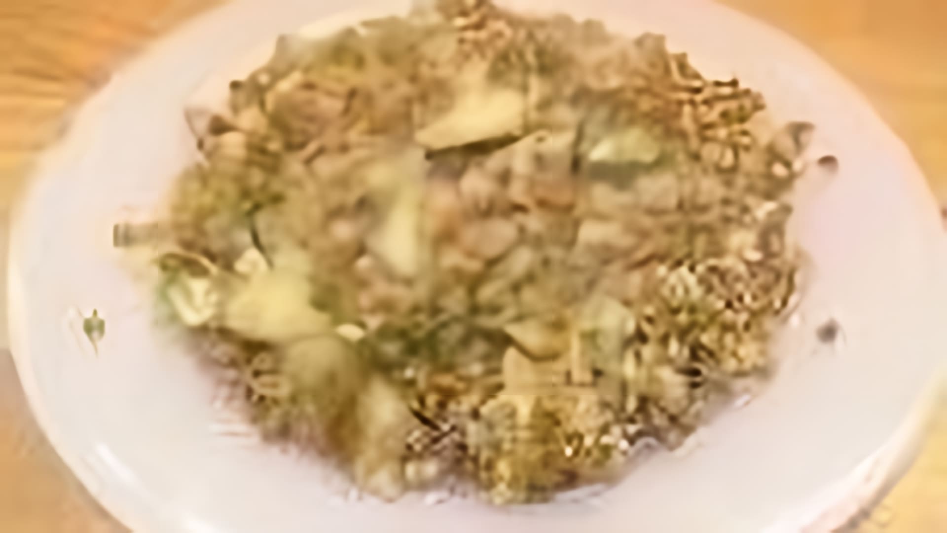 В этом видео-ролике вы увидите, как приготовить вкусную и полезную гречневую кашу с грибами