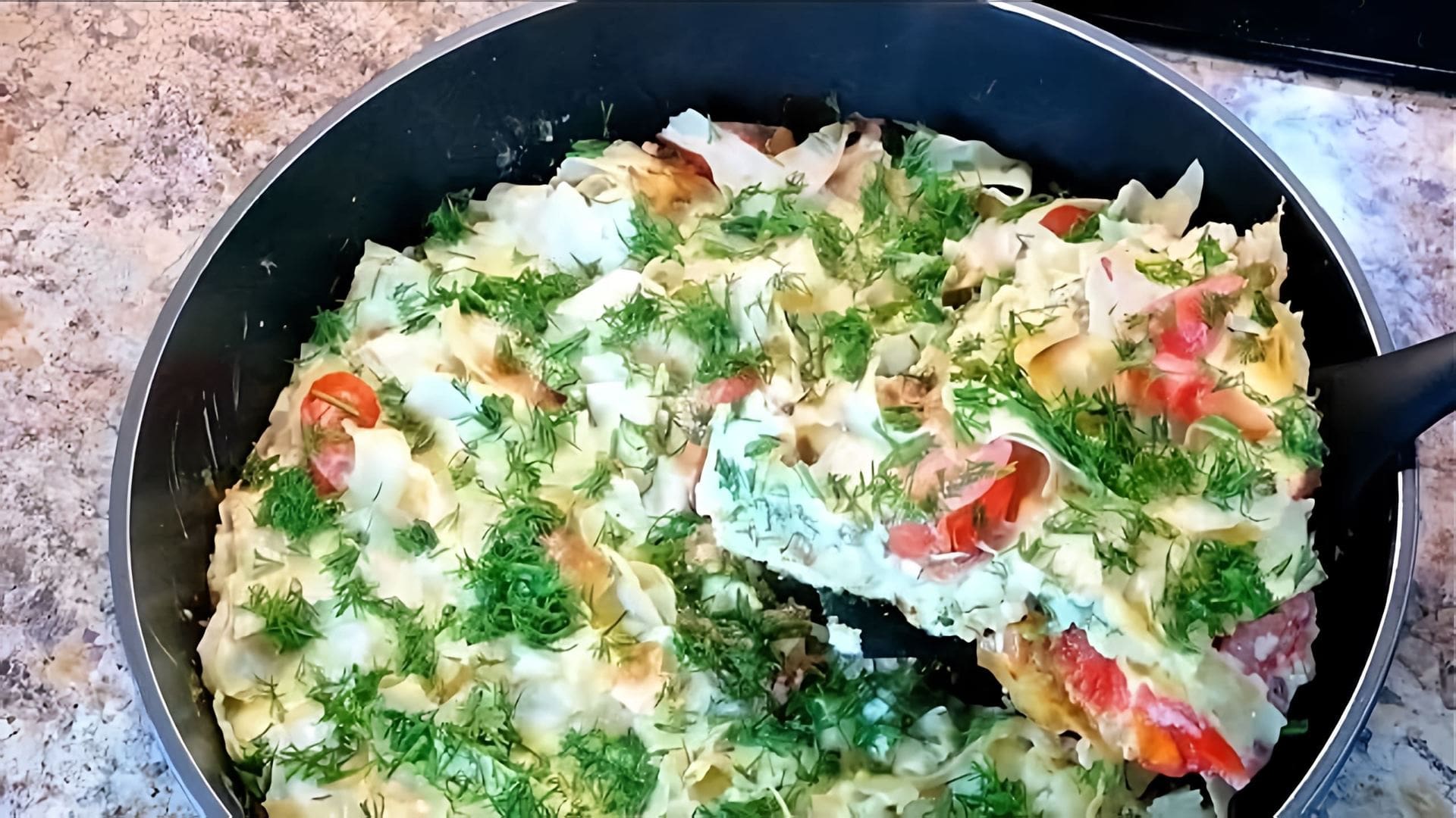 В этом видео Наташа показывает, как приготовить быстрый и вкусный завтрак из лаваша и яиц на сковороде