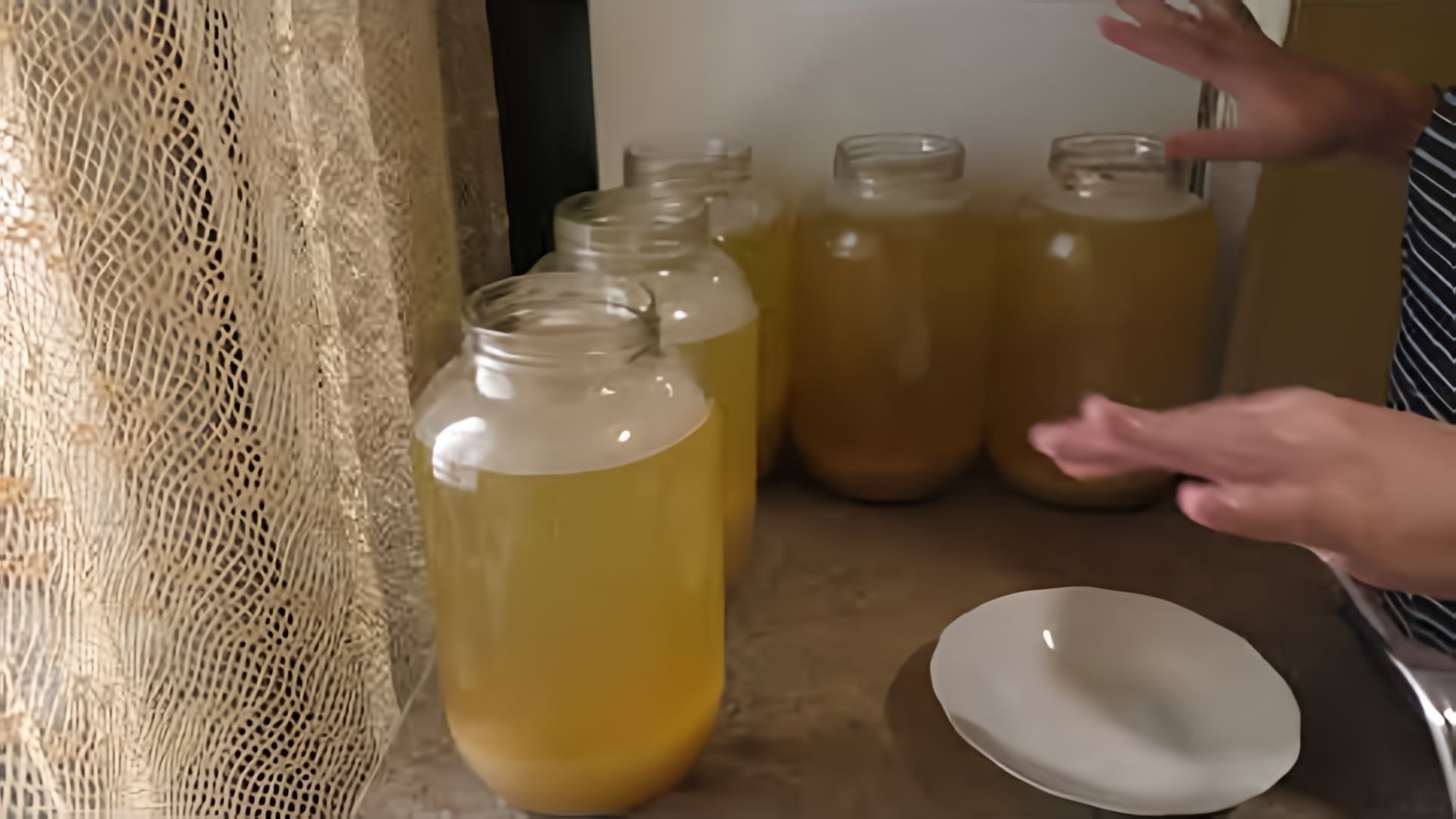 В данном видео демонстрируется процесс приготовления яблочного уксуса