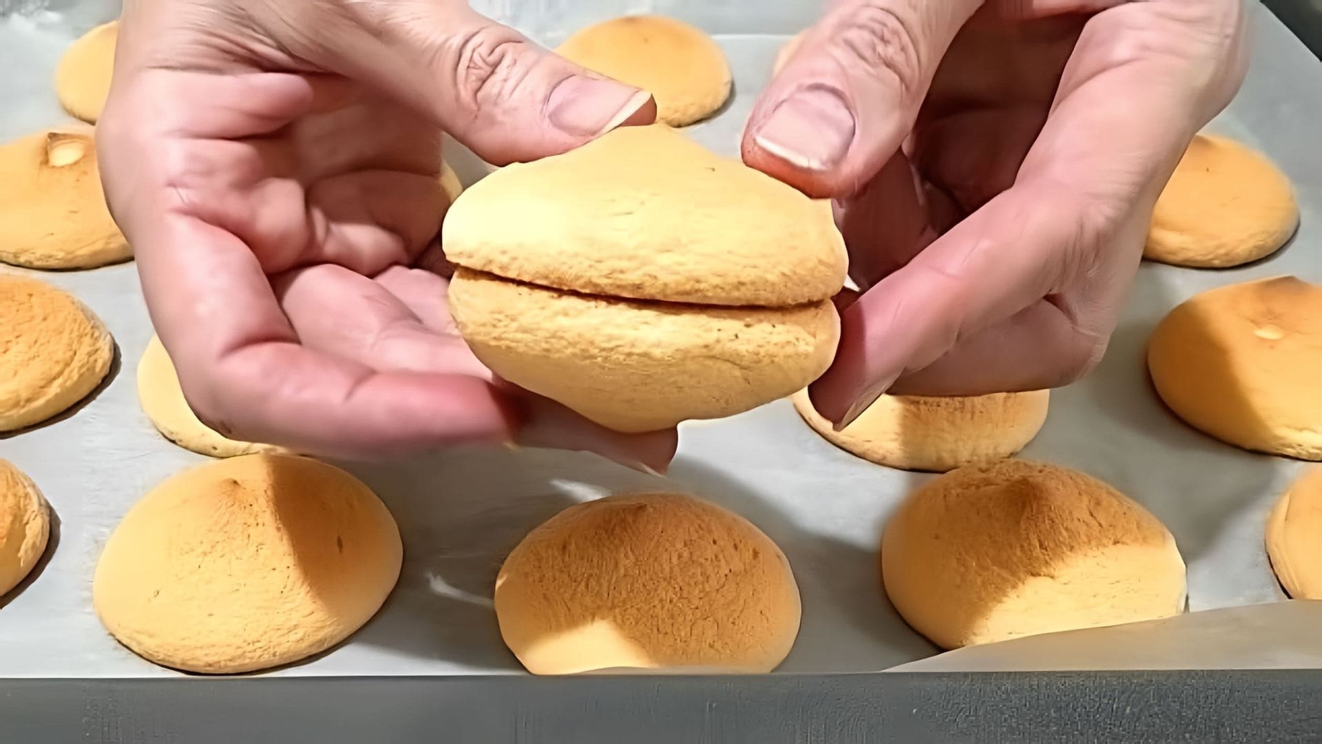В этом видео демонстрируется процесс приготовления бисквита "Буше"