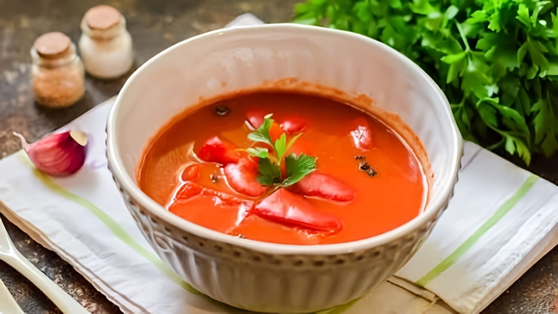 В этом видео демонстрируется процесс приготовления лечо, популярной закуски из томатного сока и сладкого перца, как в СССР