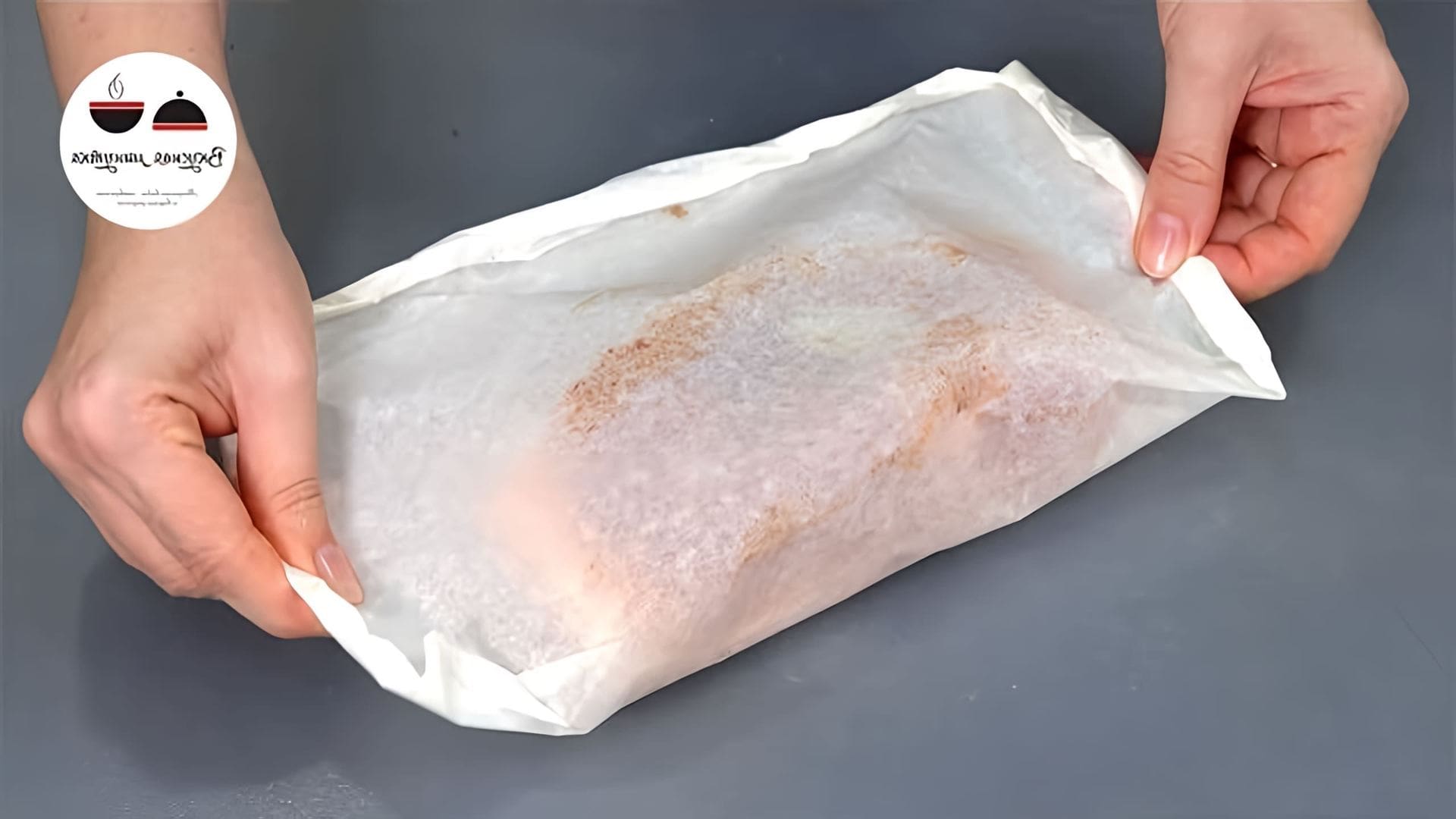 В этом видео демонстрируется простой и вкусный способ приготовления запеченной свиной грудинки