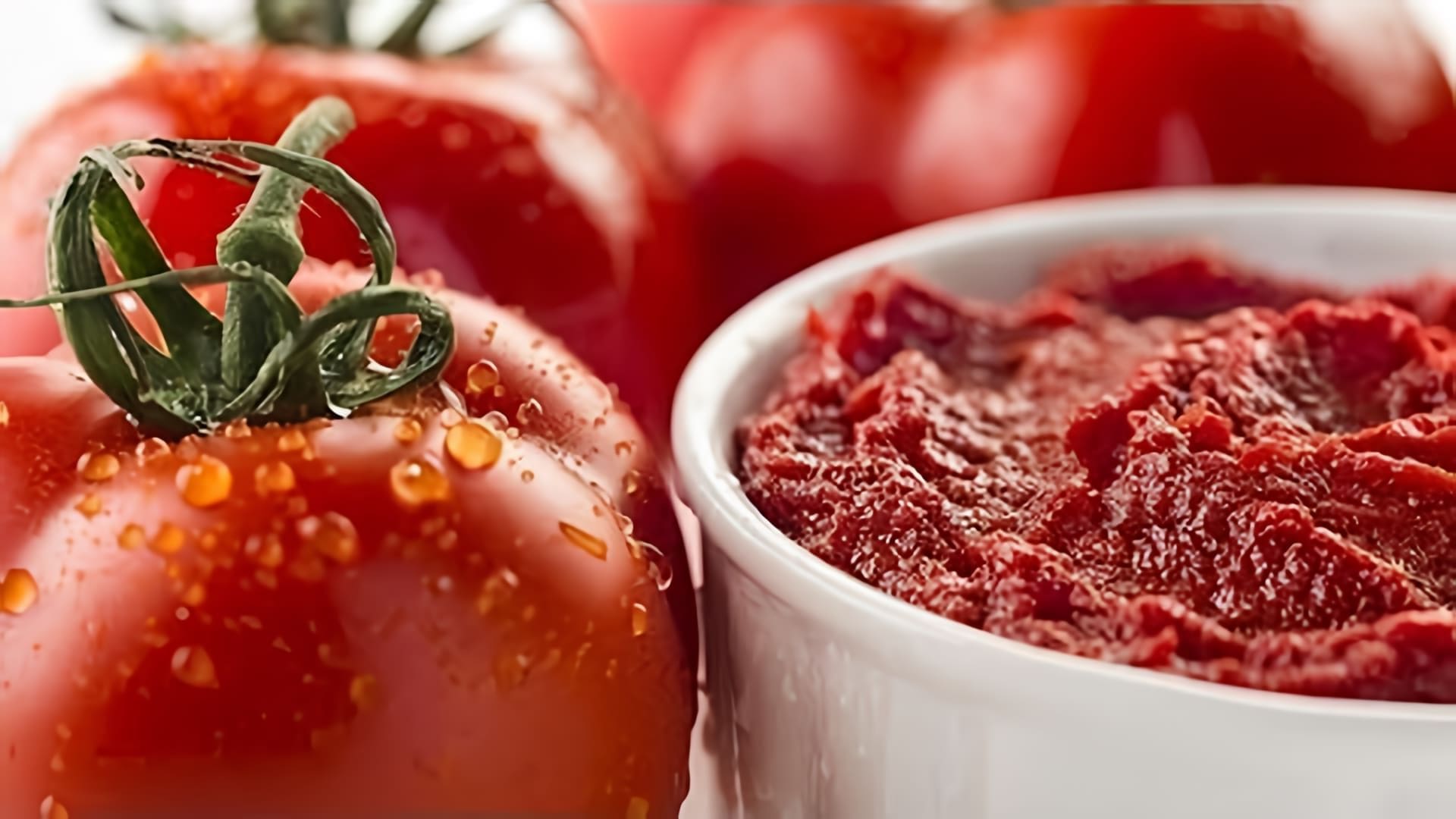 В этом видео демонстрируется процесс приготовления томатной пасты в домашних условиях