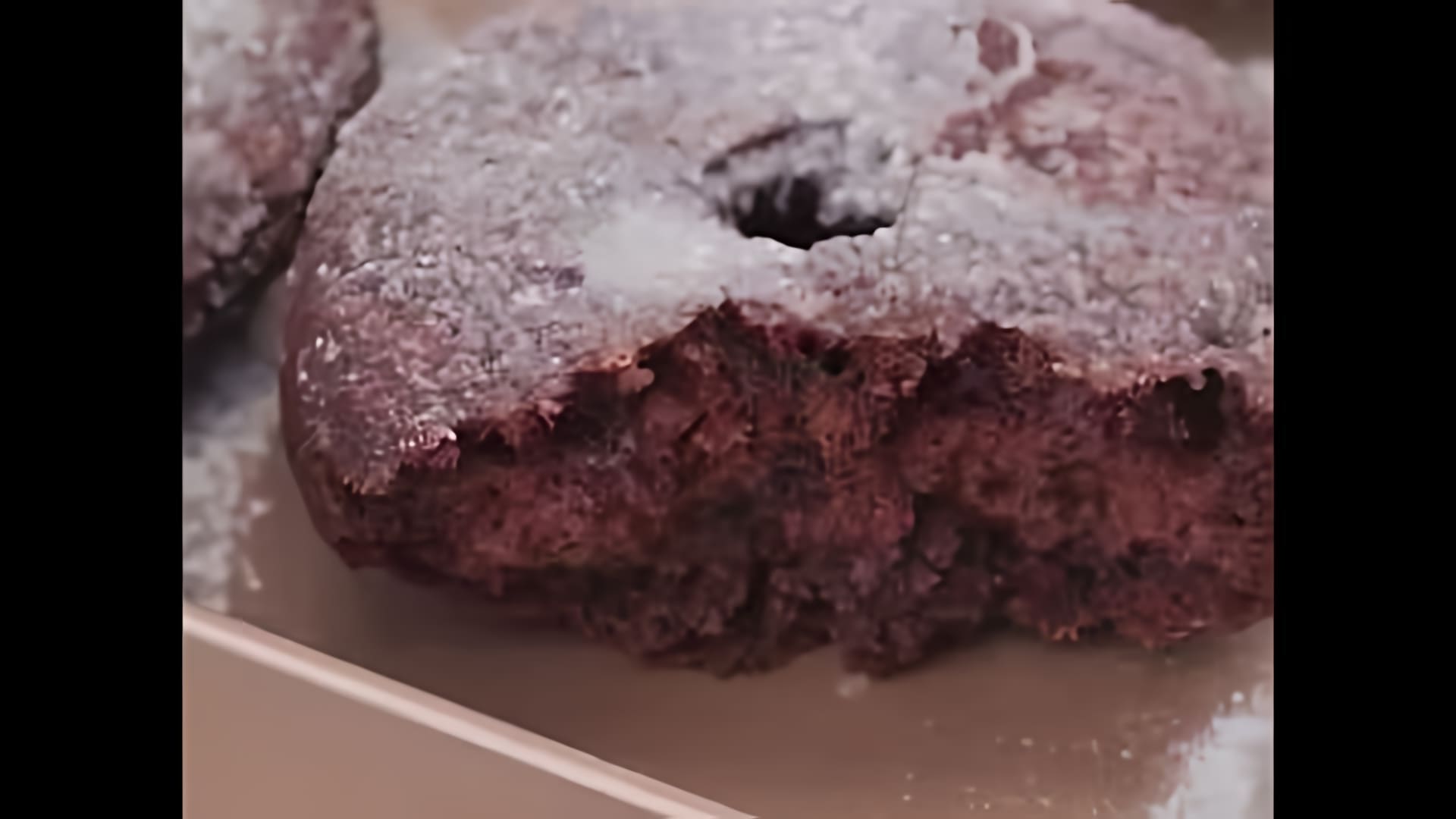 В этом видео-ролике вы увидите, как приготовить шоколадные пончики без использования дрожжей