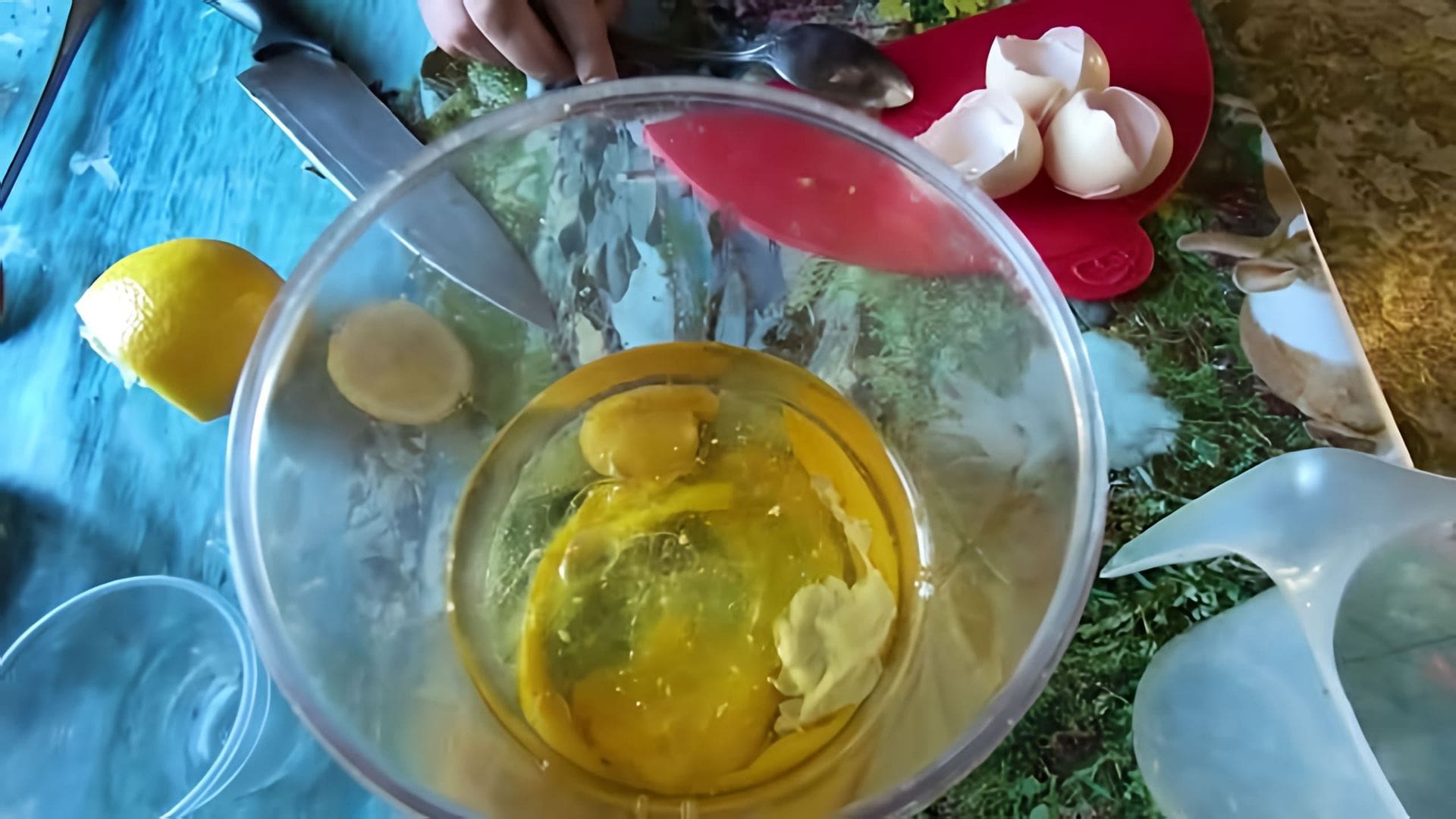 В данном видео демонстрируется рецепт домашнего майонеза, который готовится всего за 3 минуты