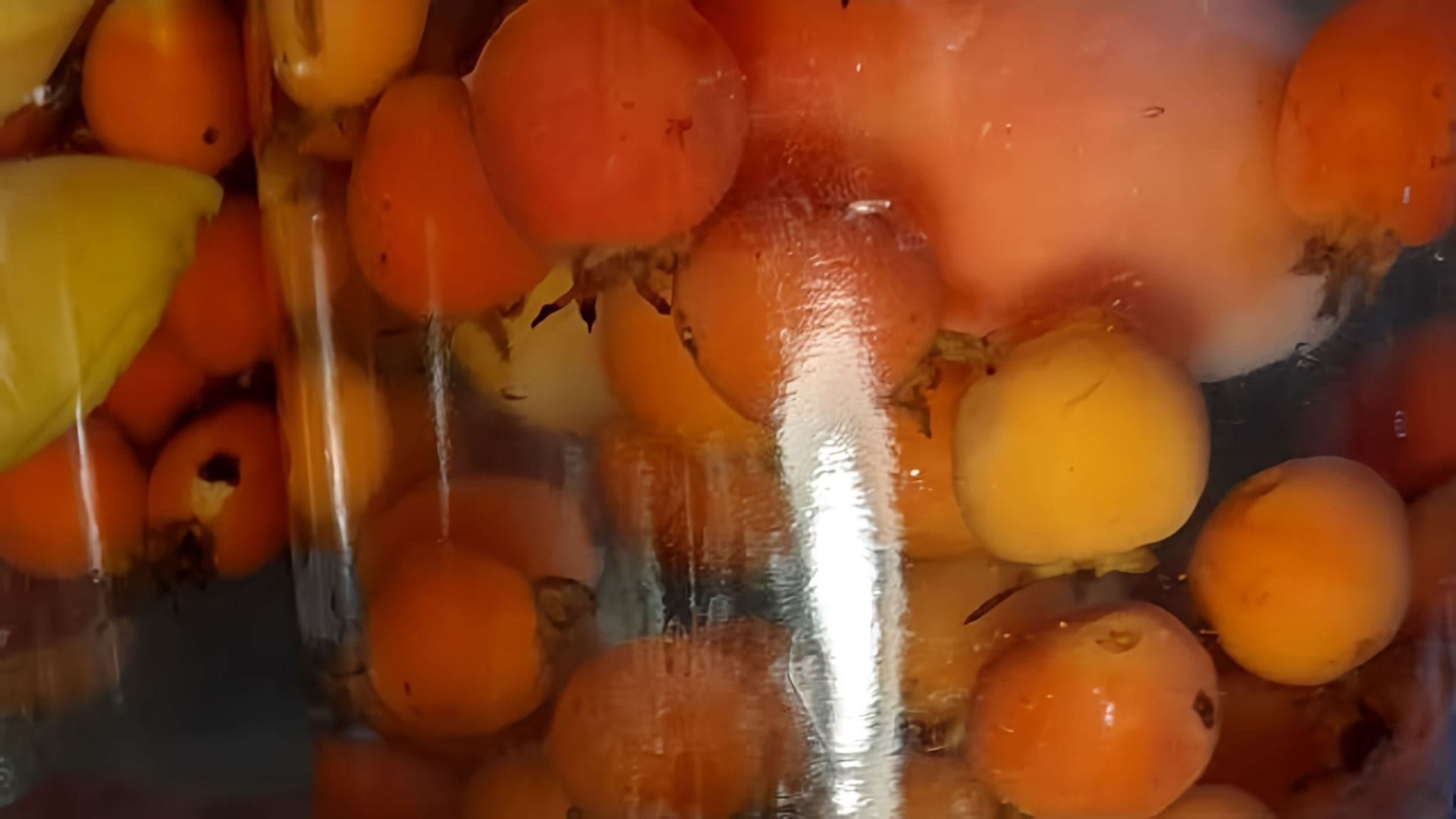 В этом видео демонстрируется процесс приготовления компота из боярышника с добавлением яблок и груш