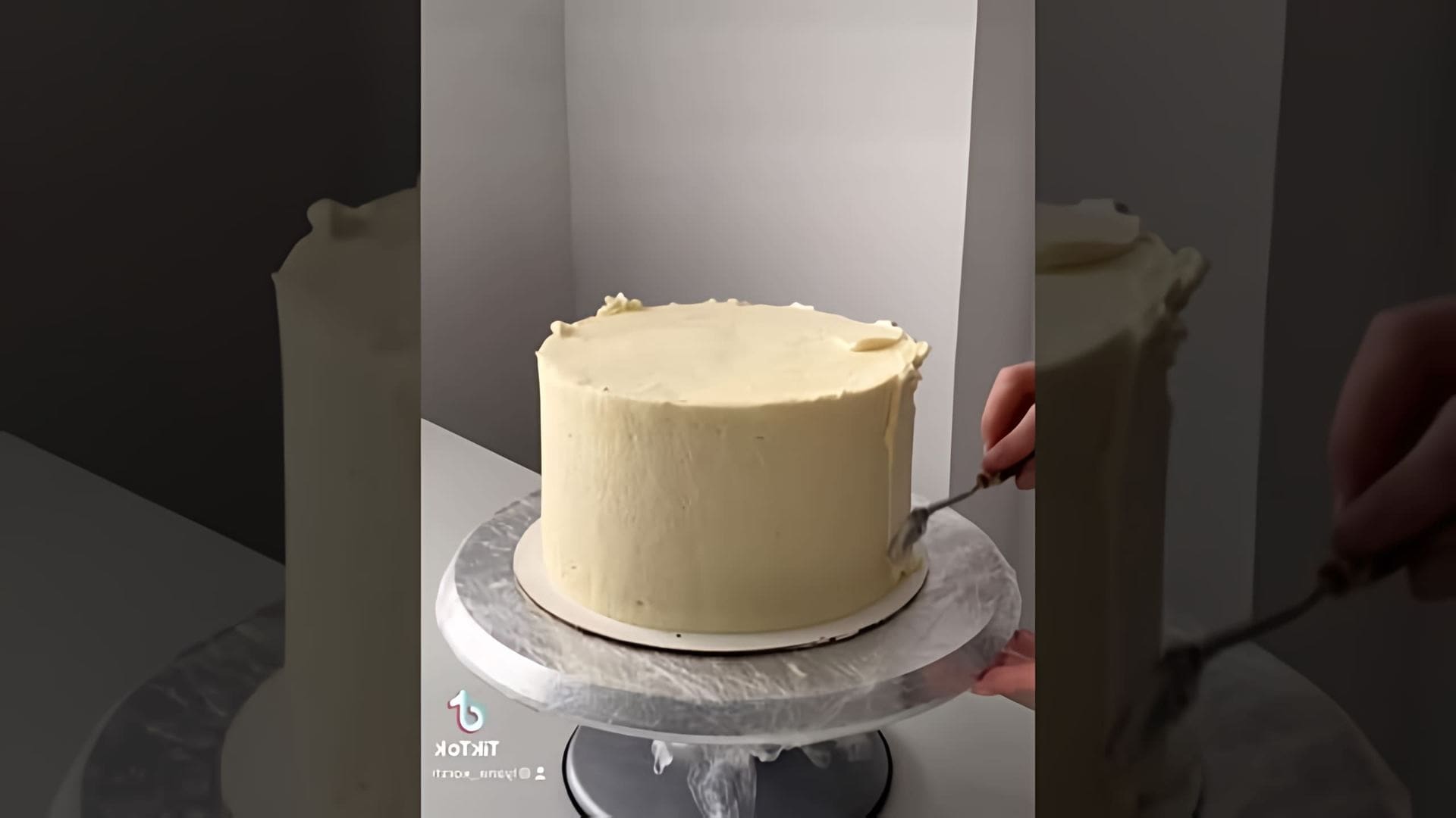 Видео: Покрытие торта шоколадным ВЕЛЮРОМ | Самый необычный свадебный торт😱
