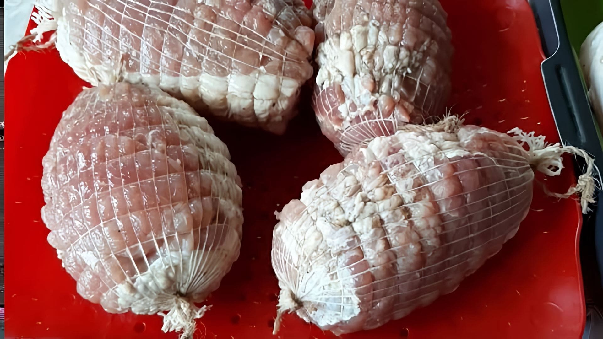 В этом видео демонстрируется процесс копчения курицы и свинины в коптильне Емколбаски