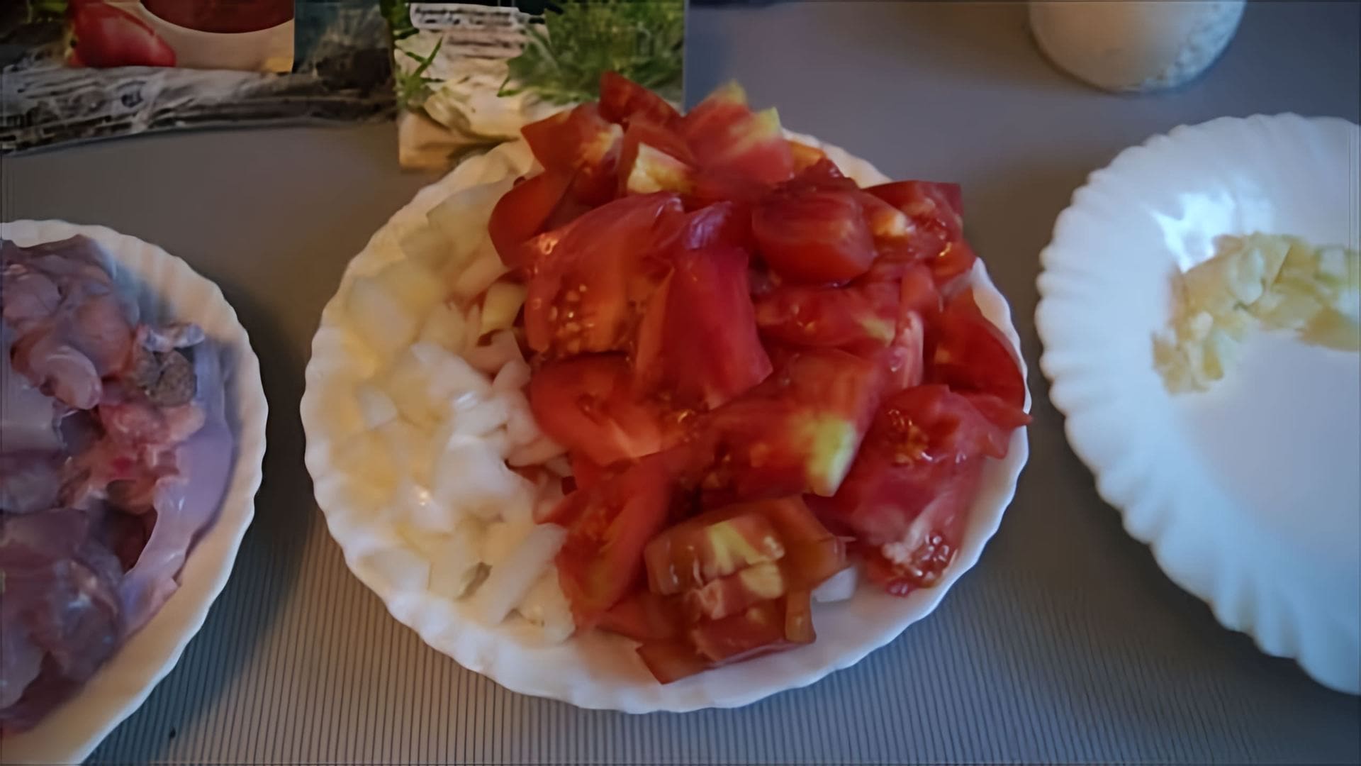 В этом видео демонстрируется рецепт приготовления кролика в сковороде