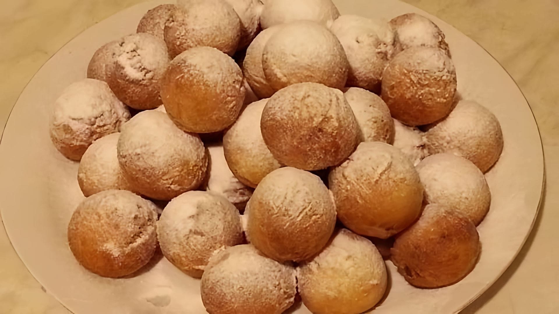 В этом видео демонстрируется процесс приготовления сладких творожных пончиков или шариков