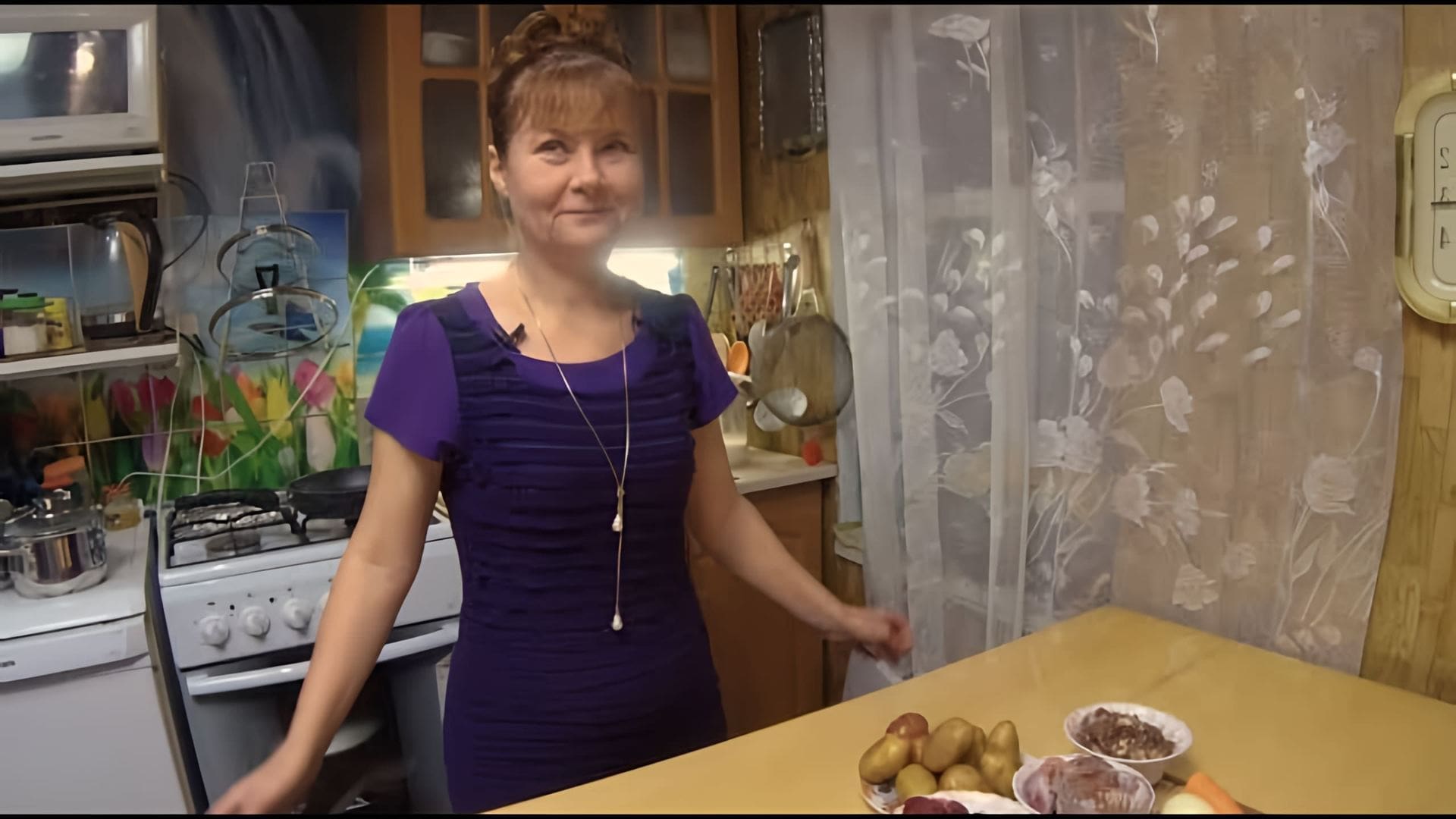 В этом видео Ирина, ведущая канала "К м дома точка ру", показывает, как приготовить суп из куриных потрошков с гречневой крупой