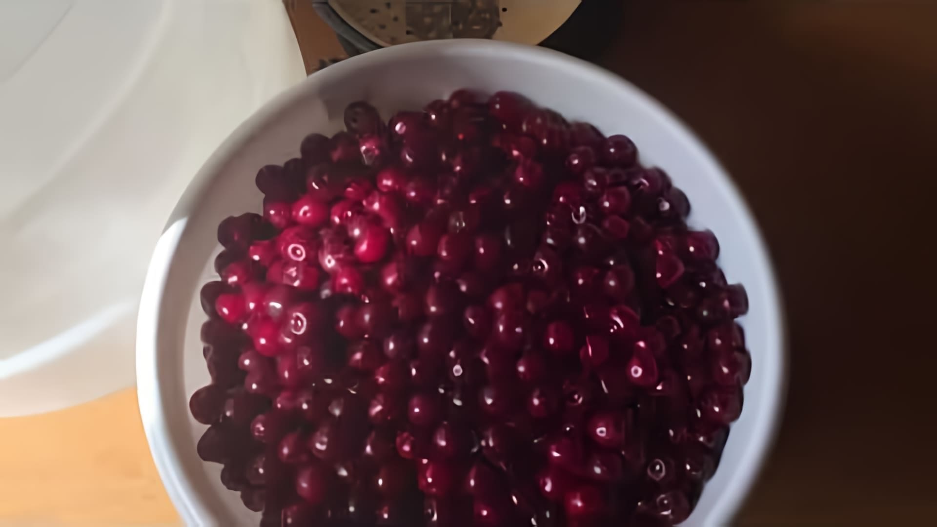 В данном видео демонстрируется процесс приготовления вишневого вина