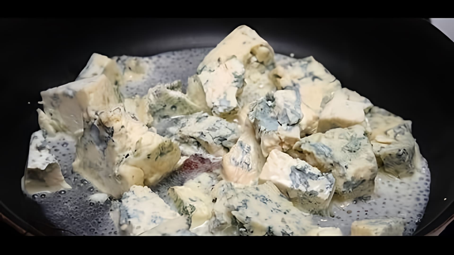 В этом видео-ролике рассказывается о том, как приготовить сыр Дорблю в домашних условиях