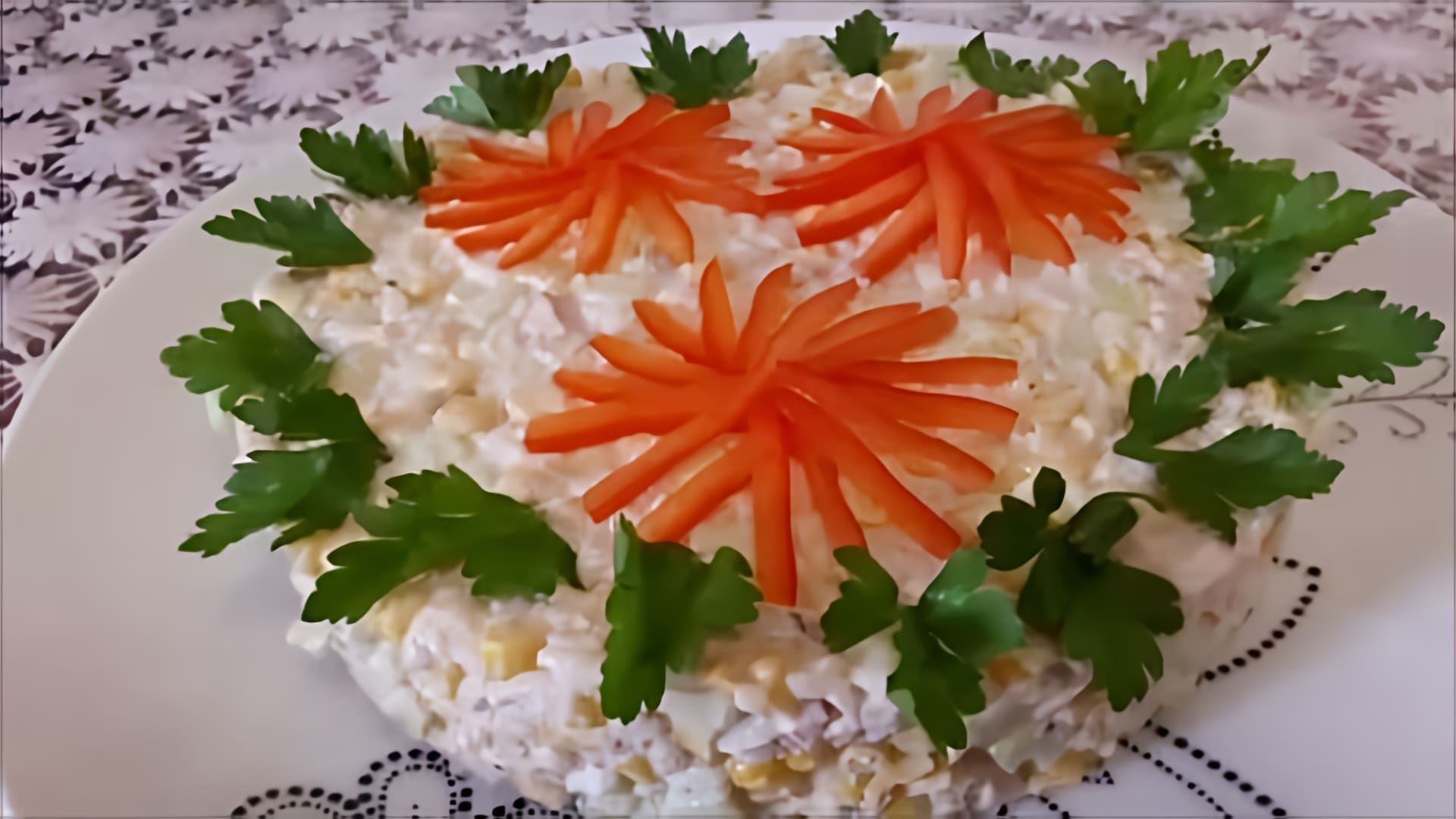 В этом видео демонстрируется рецепт приготовления вкусного и быстрого салата с печенью трески