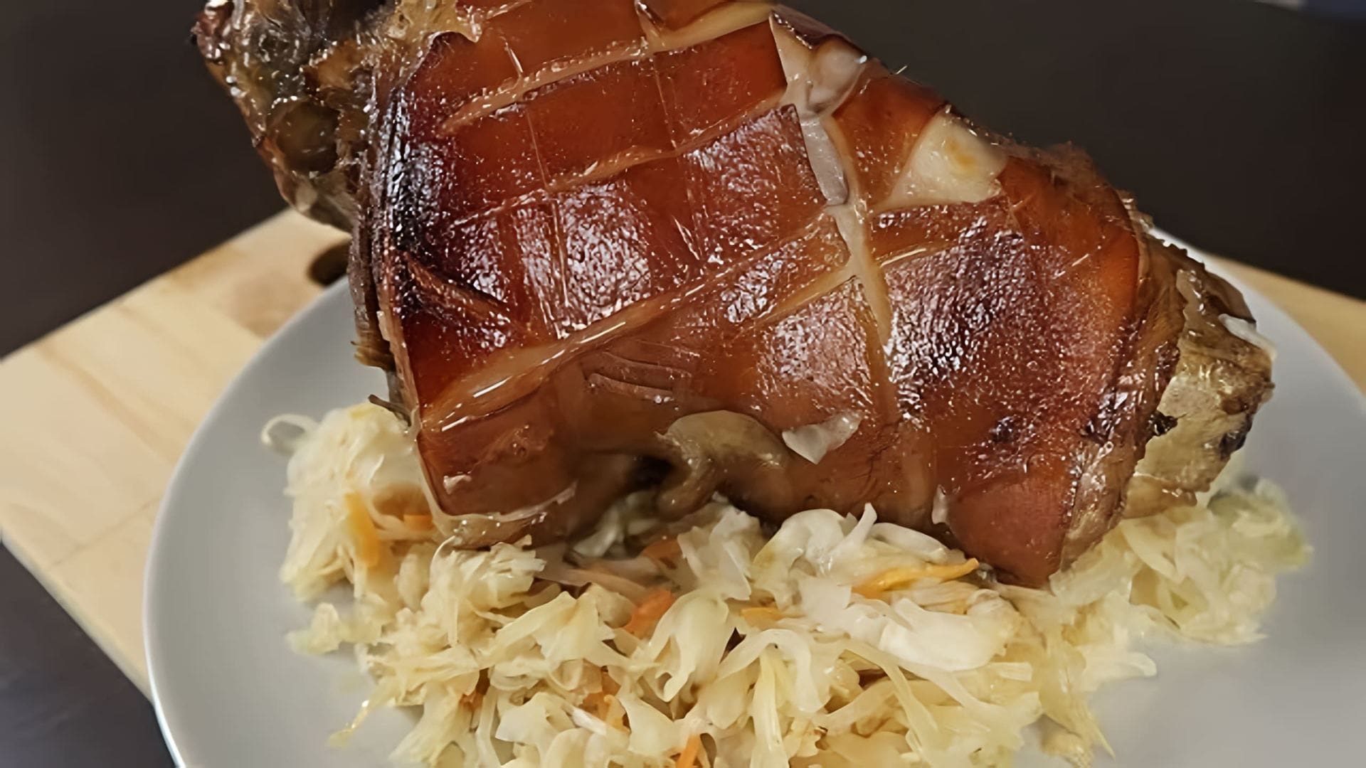 В этом видео демонстрируется рецепт приготовления свиной рульки по-баварски