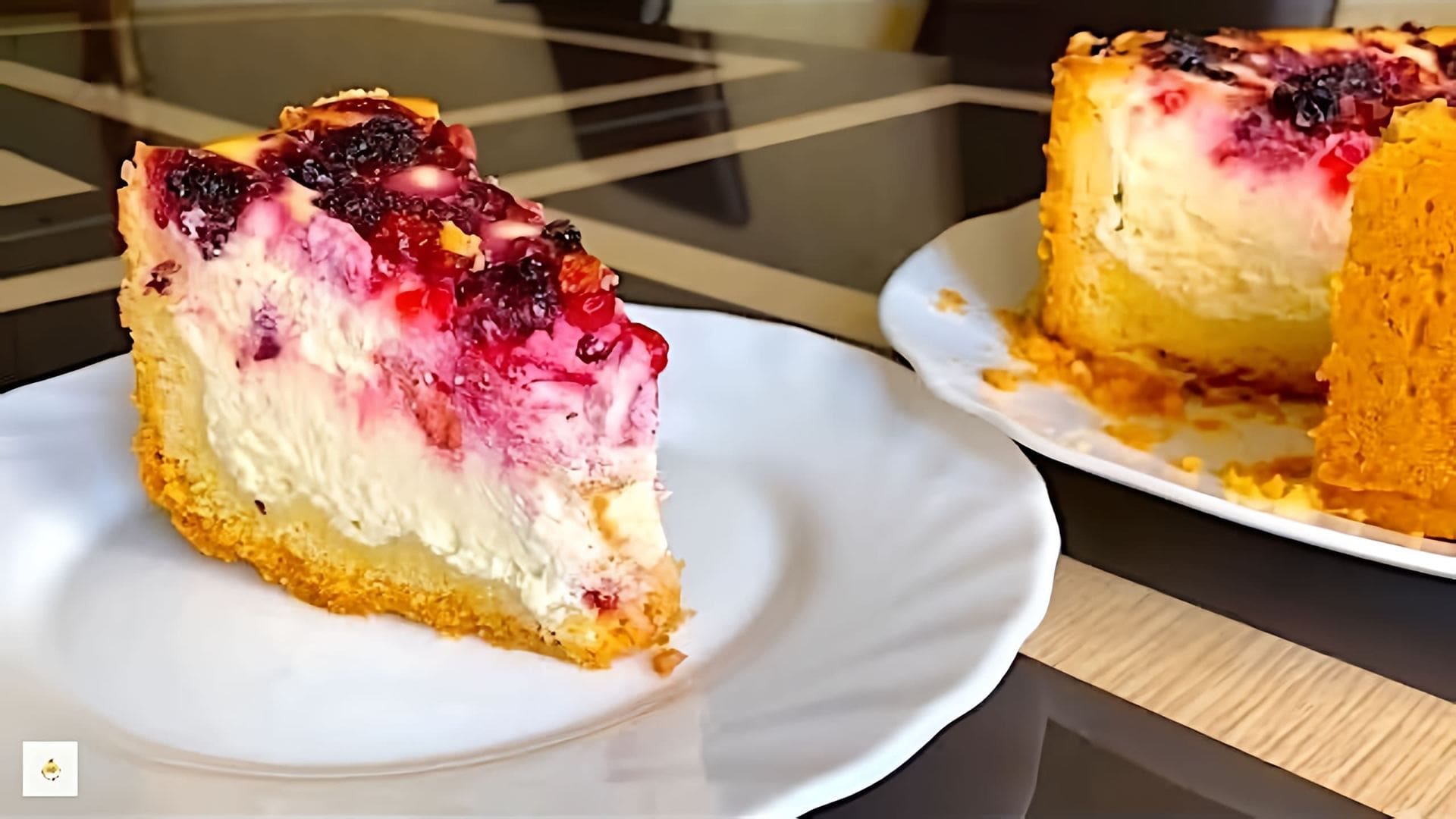 В этом видео демонстрируется процесс приготовления изумительного пирога с творогом и ягодами