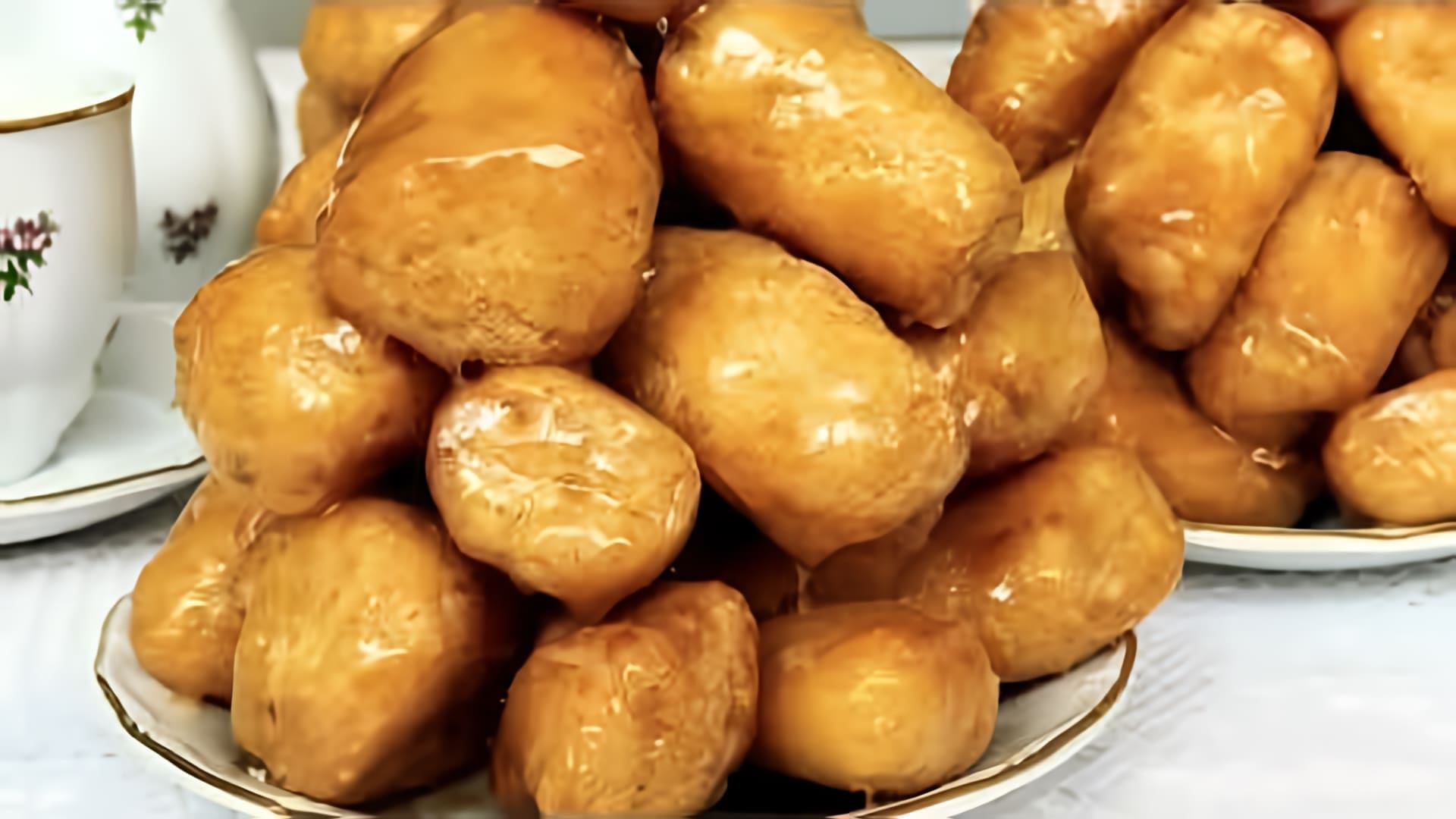 В этом видео демонстрируется рецепт приготовления татарского баурсака