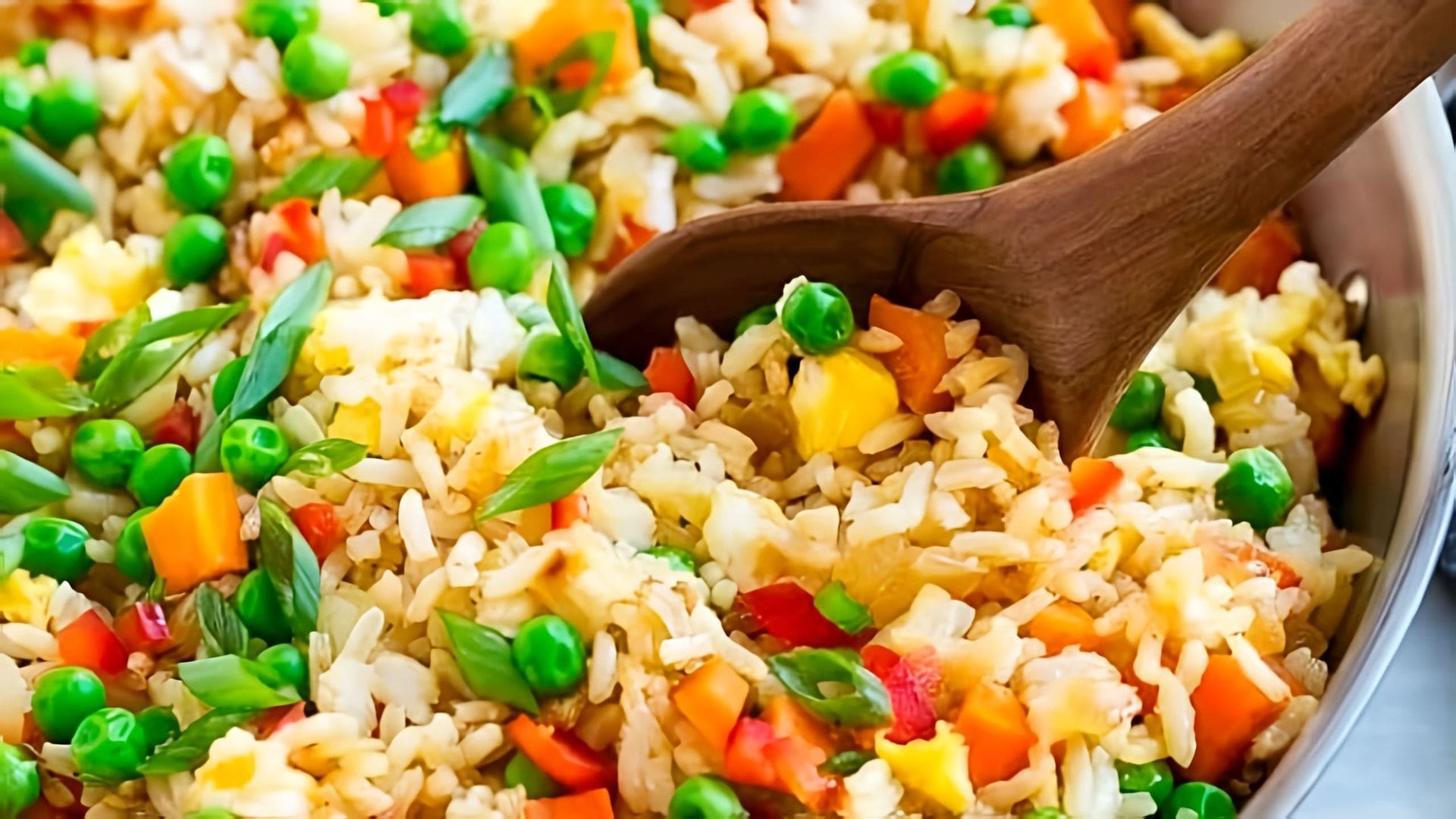 В этом видео демонстрируется простой рецепт приготовления риса с овощами на сковороде