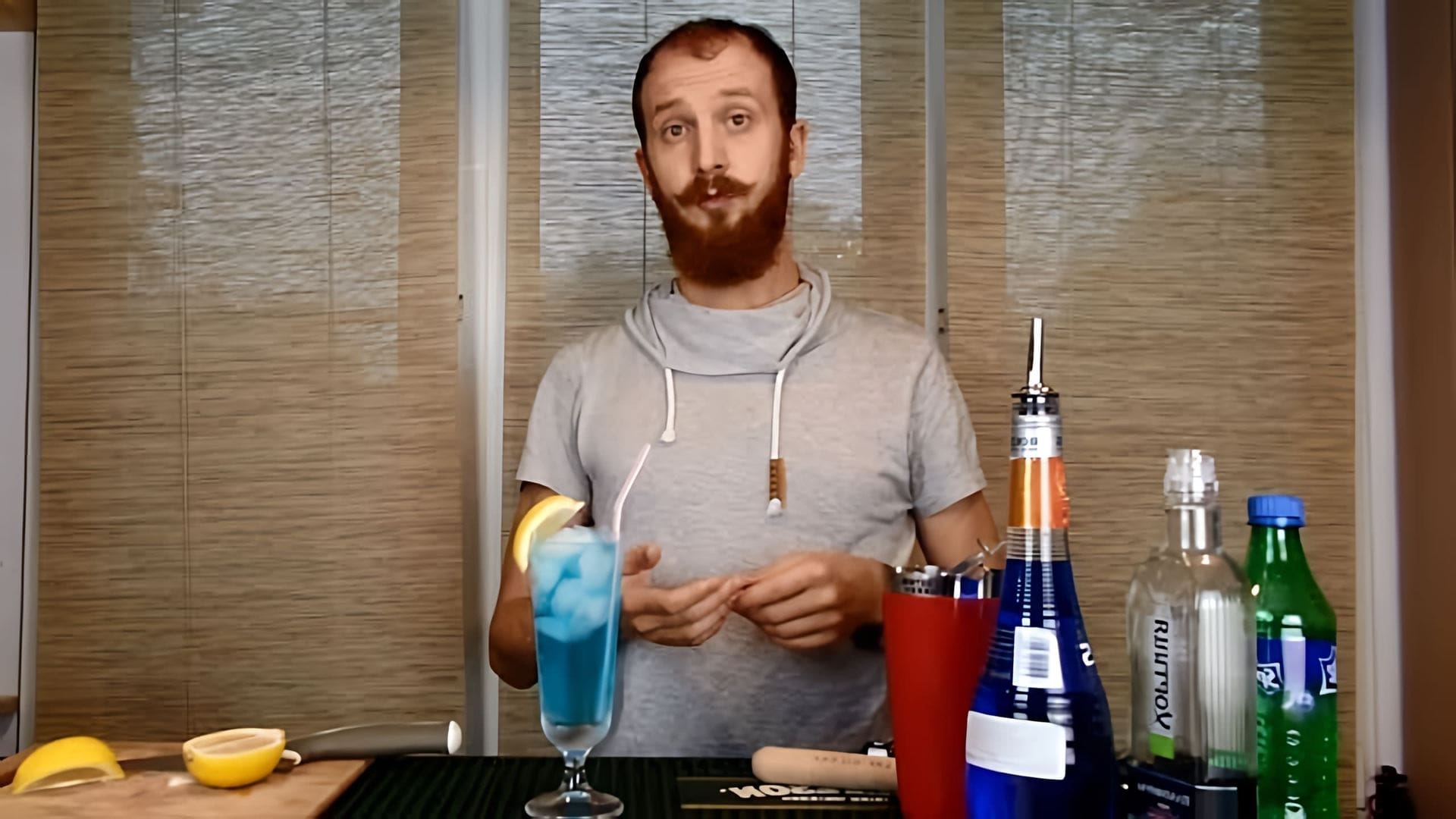 В этом видео-ролике будет рассказано о том, как приготовить коктейль "Голубая лагуна" в домашних условиях