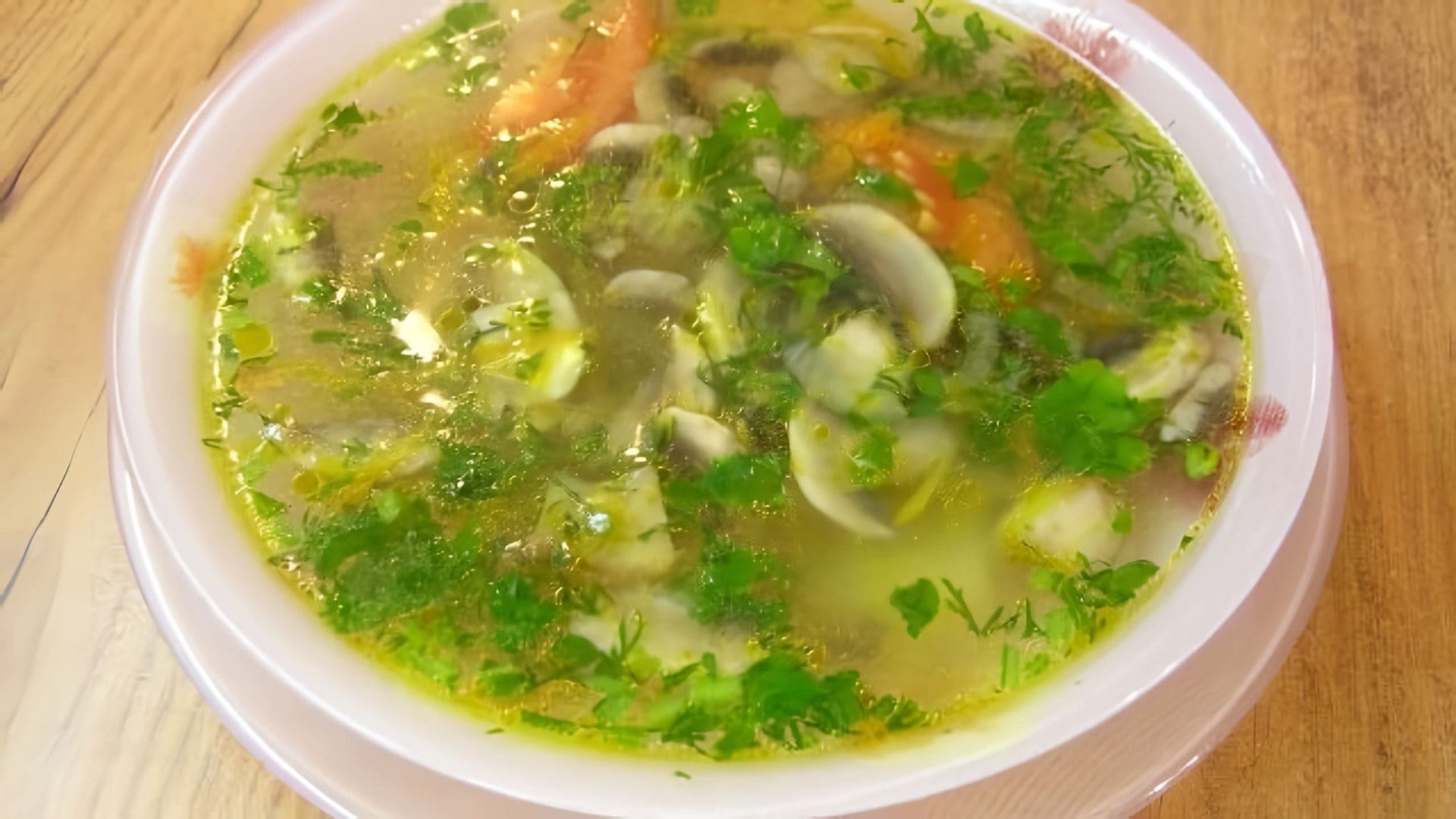 В данном видео демонстрируется процесс приготовления постного картофельного супа с грибами по рецепту из книги "Полезная и вкусная постная кухня"