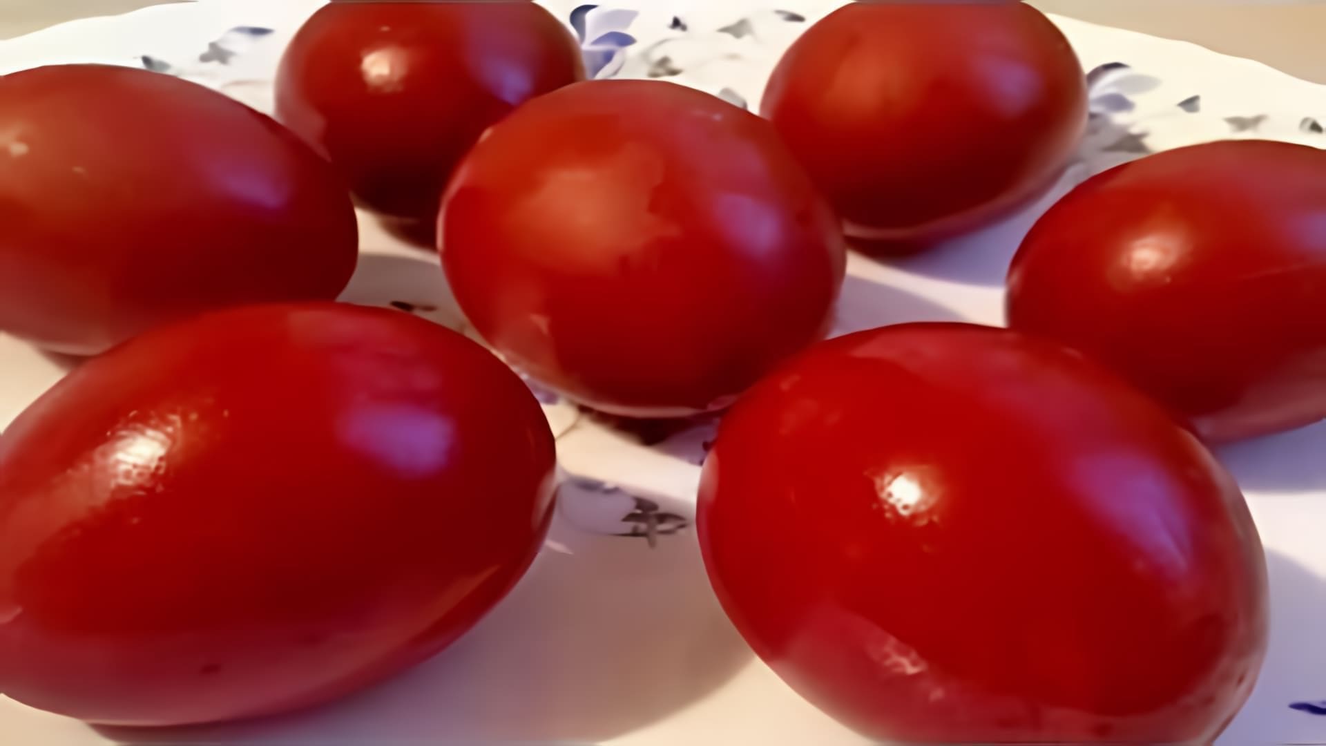 В этом видео показано, как покрасить яйца в луковой шелухе