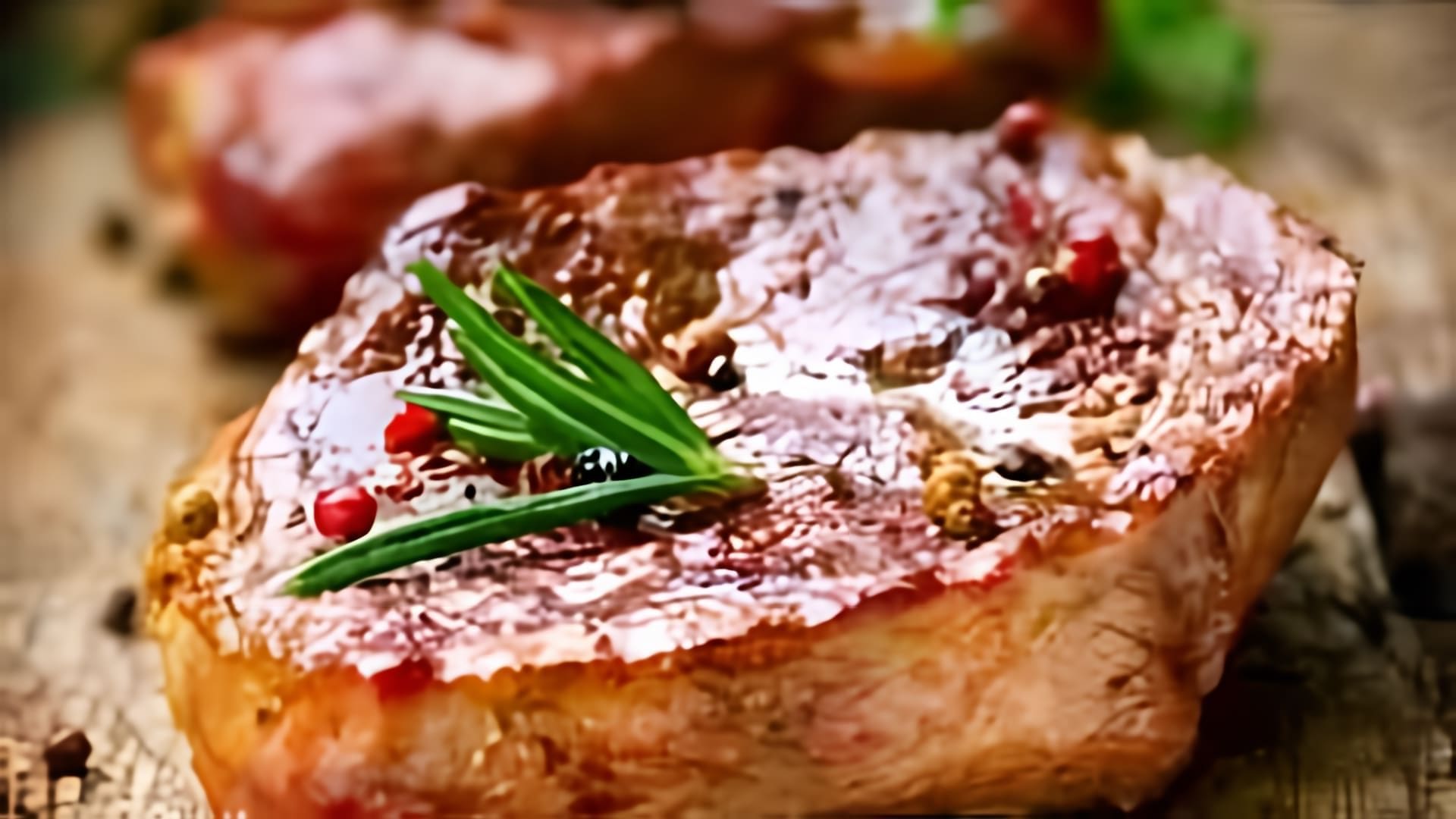 Видео рецепт приготовления свиной отбивной на плите в сковороде