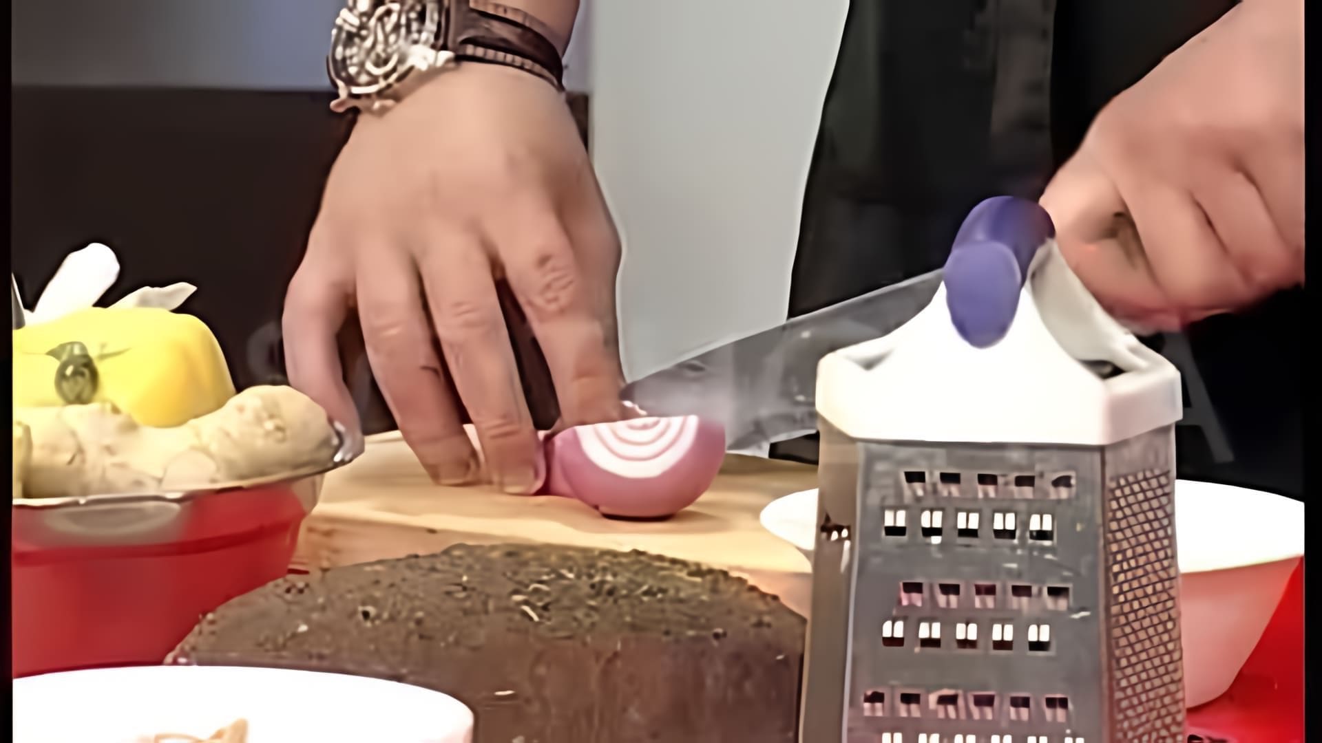 В этом видео демонстрируется процесс приготовления чатни - индийского соуса, который можно использовать как дополнение к различным блюдам