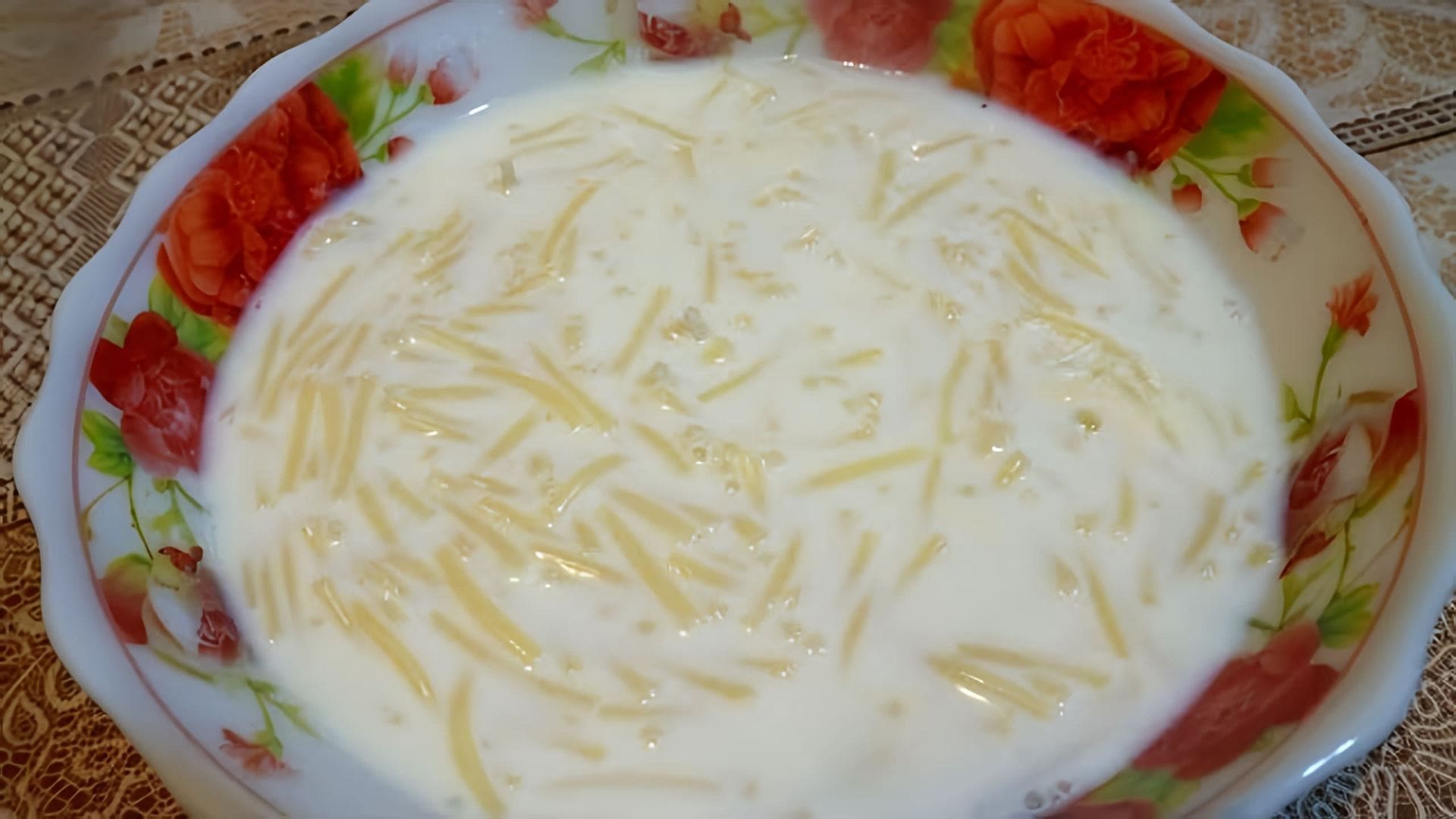 В этом видео демонстрируется рецепт молочного супа с вермишелью, который готовится очень быстро и требует минимального количества ингредиентов