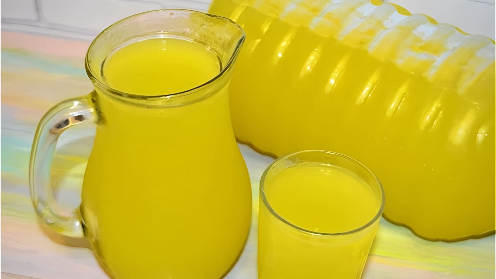 В этом видео-ролике показан рецепт приготовления домашней лимонады из 4 лимонов и 2 лимонов