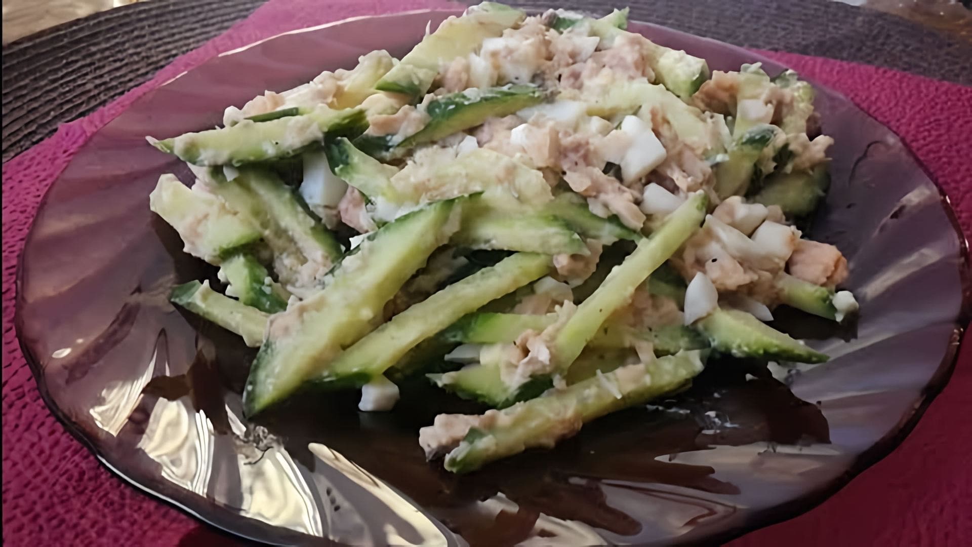 В этом видео демонстрируется рецепт салата из консервированной горбуши, который можно приготовить на ужин