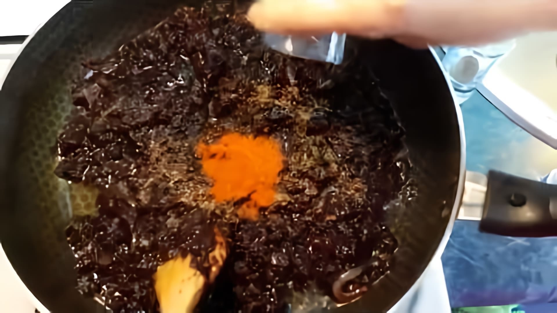 В этом видео демонстрируется процесс приготовления соевой пасты "Тяй" по-корейски