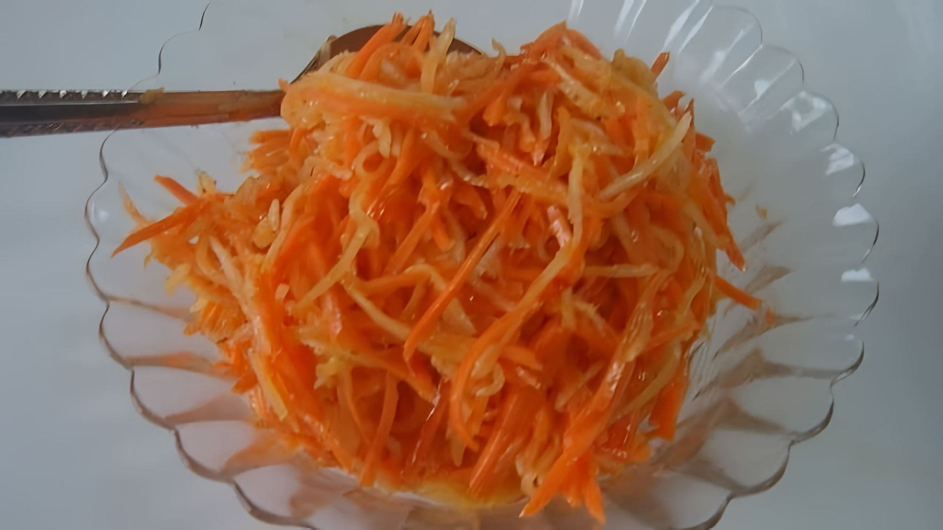 В этом видео демонстрируется процесс приготовления салата из редьки и моркови