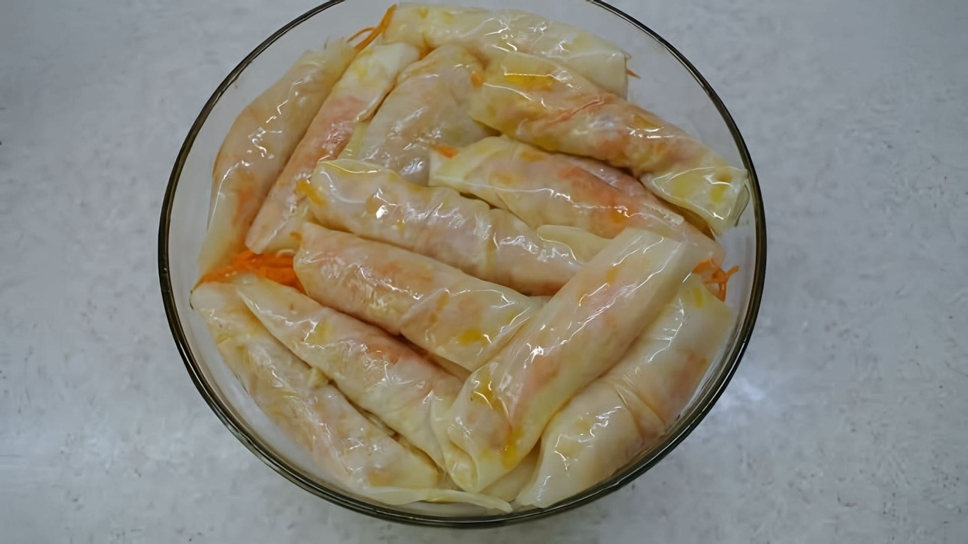 В этом видео демонстрируется процесс приготовления закуски "Маринованные корейские голубцы с морковью"