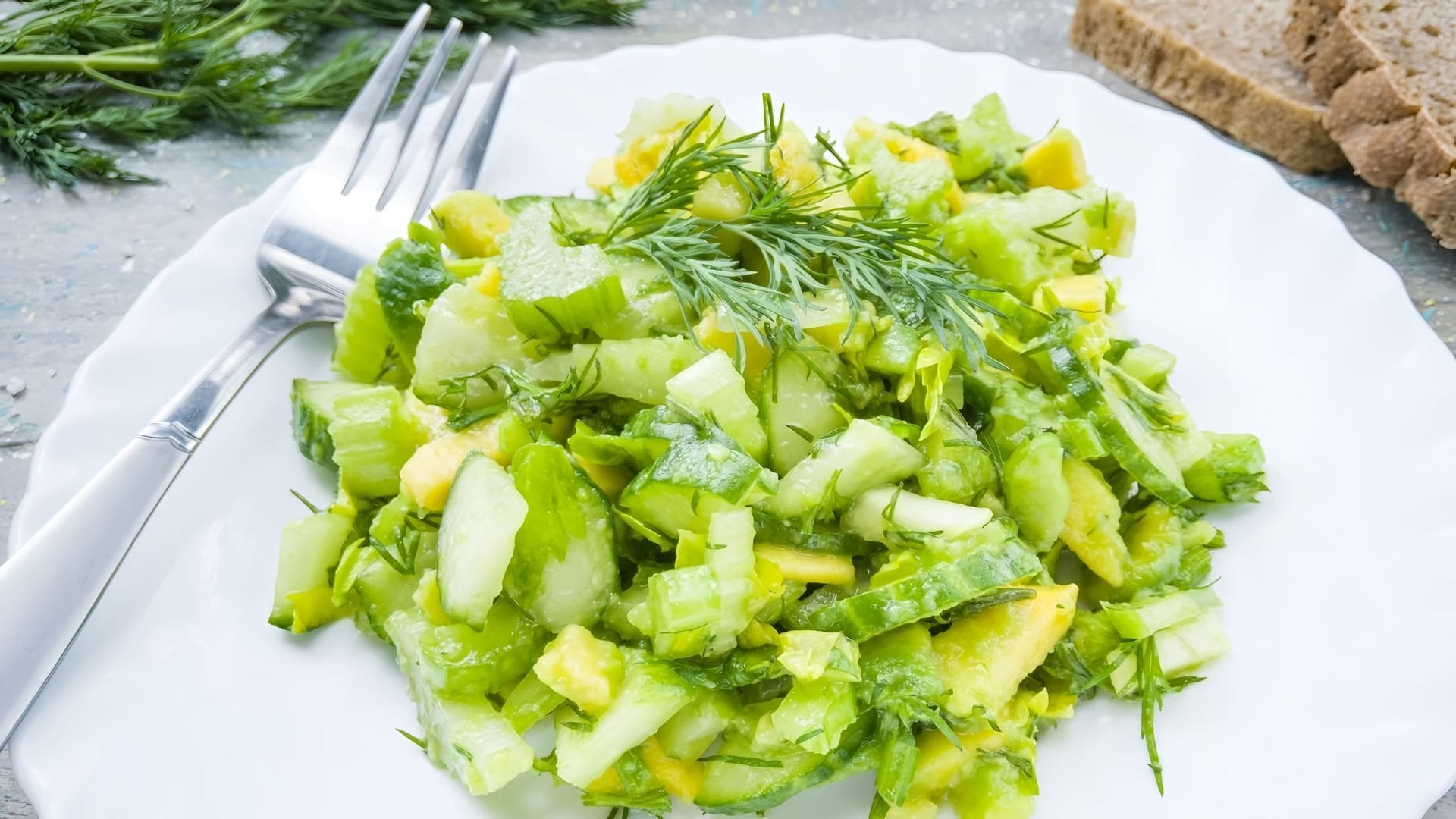 Салат с жареным сельдереем. Салат с сельдереем стеблевым. Салат с сельдереем и огурцом. Рецепт салата с черешковым. Рецепт салата с черешковым.
