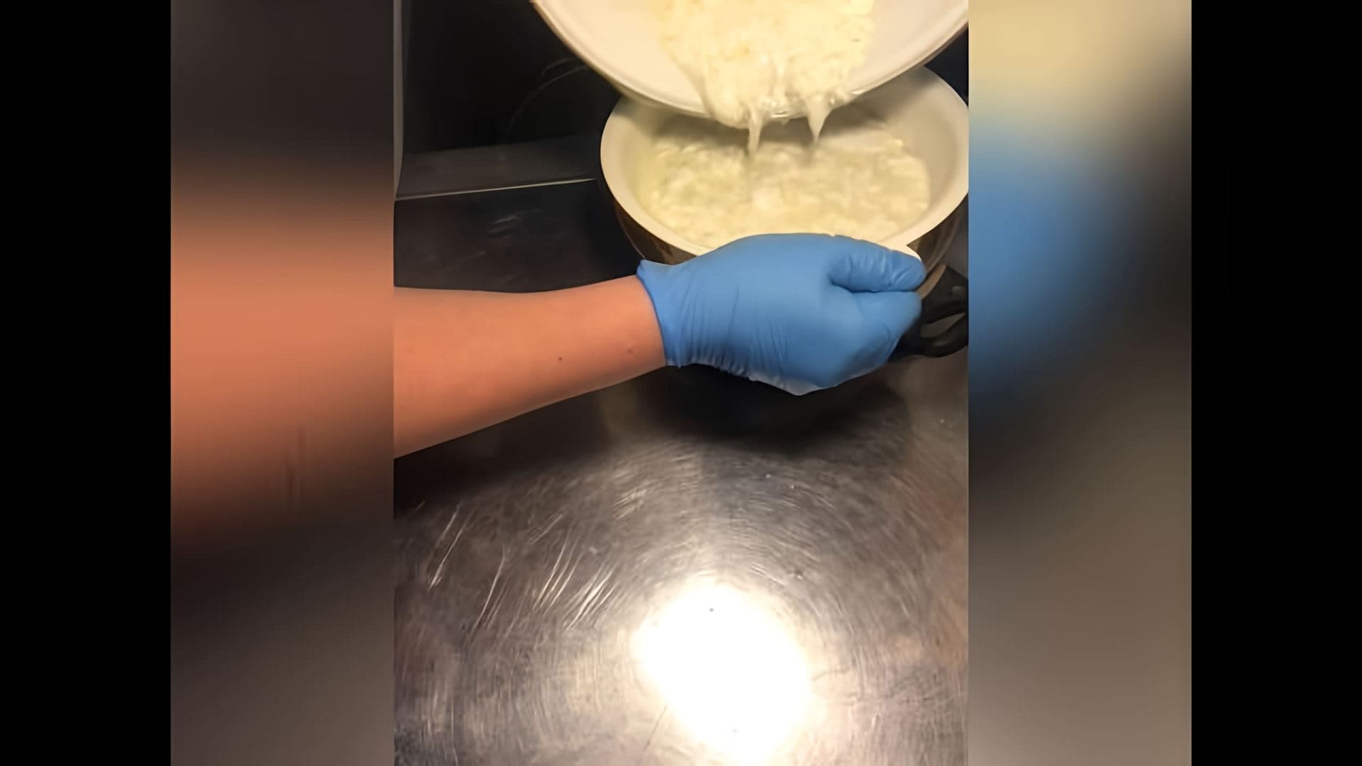 В этом видео демонстрируется процесс приготовления трех видов сыра из трех литров молока