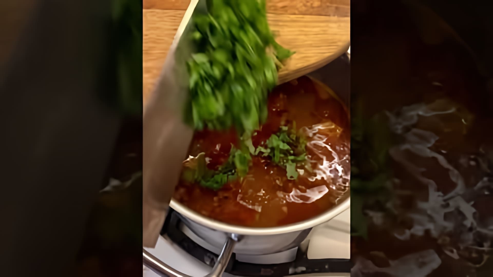 В этом видео демонстрируется процесс приготовления супа харчо