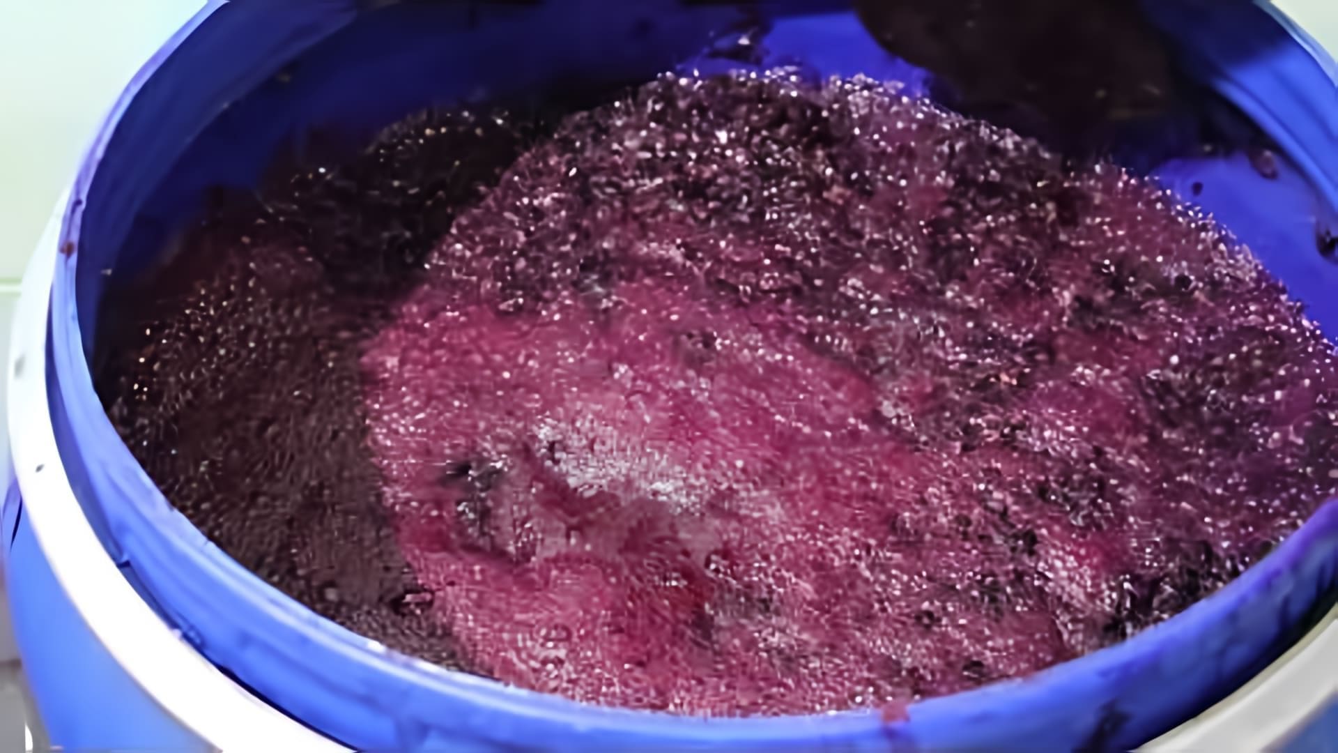 Сухое вино красное из винограда рецепт. Вино из ирги. Брожение вина на мезге. Мезга винограда. Брожение мезги.