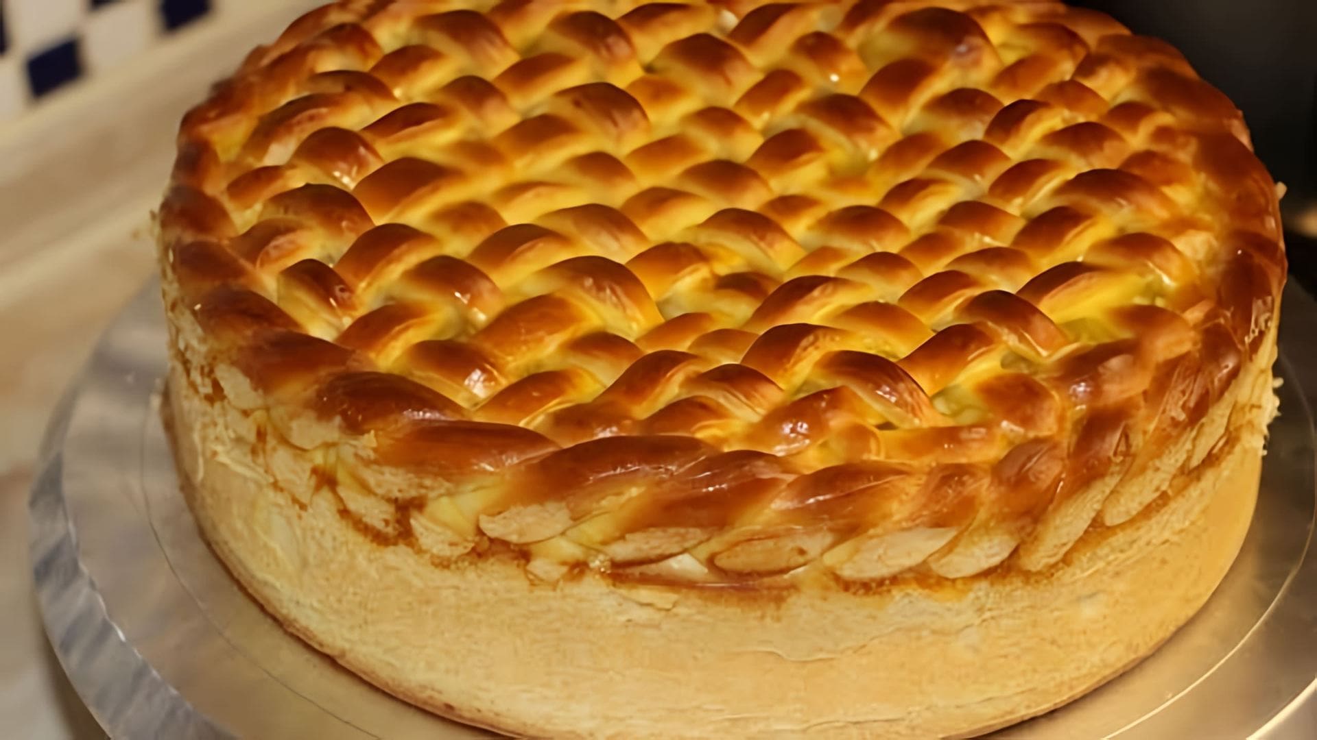 В этом видео демонстрируется процесс приготовления яблочного пирога из дрожжевого теста