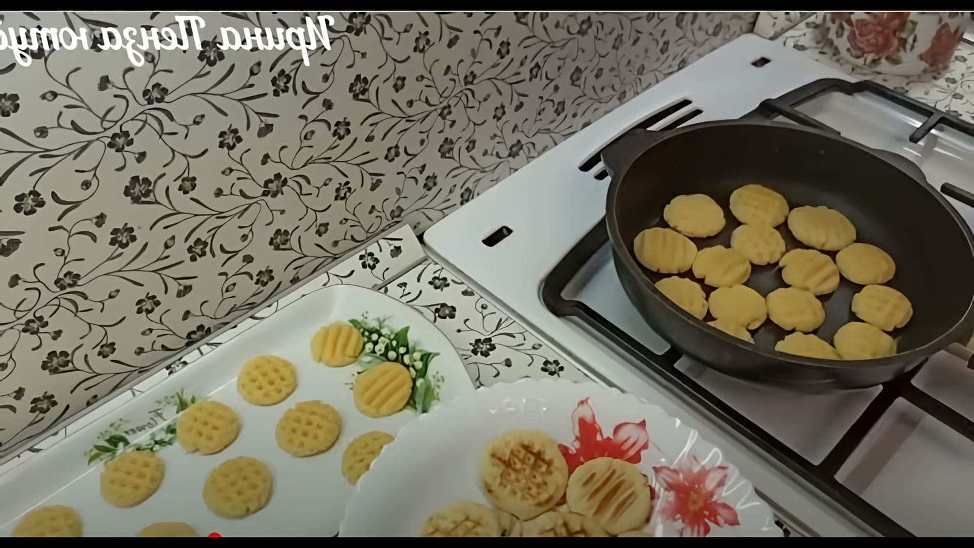 В этом видео демонстрируется рецепт приготовления печенья на сковороде