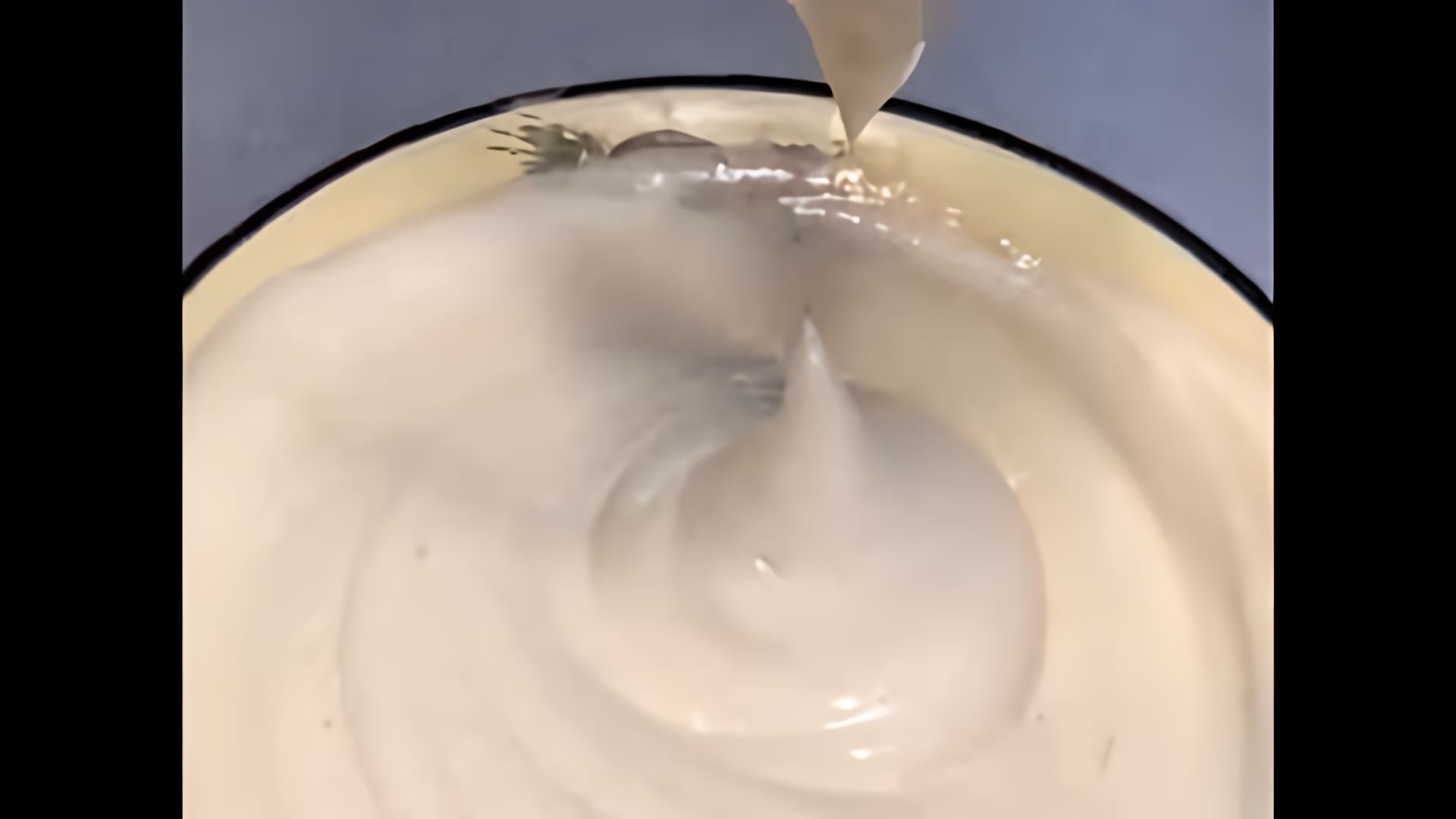В этом видео демонстрируется процесс приготовления нежнейшего суфле из сока или компота и манки