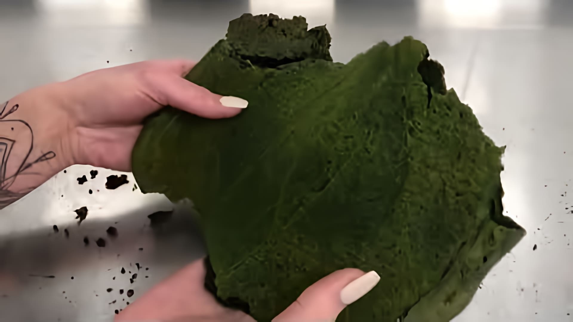 В этом видео рассказывается о японском заварном бисквите, который отличается от моха, приготовленного в микроволновке