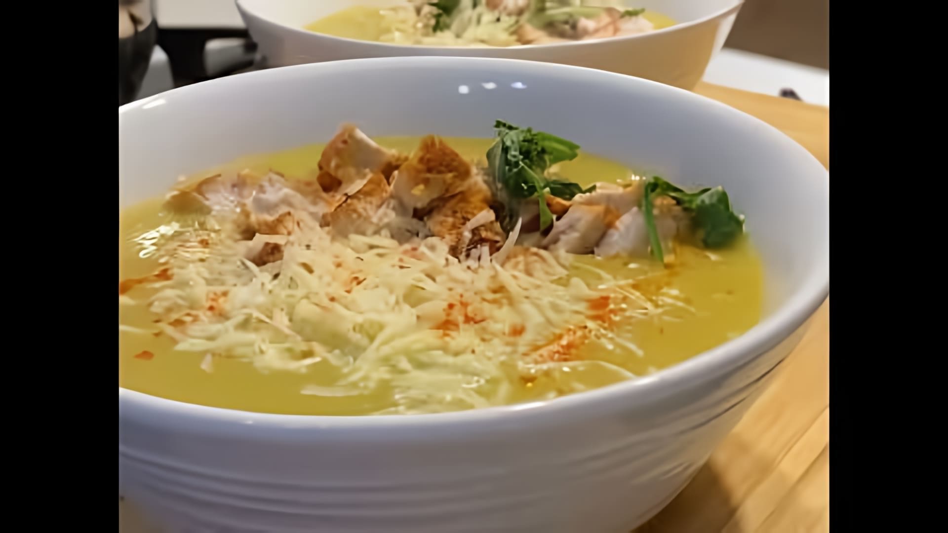 В этом видео демонстрируется процесс приготовления овощного супа-пюре