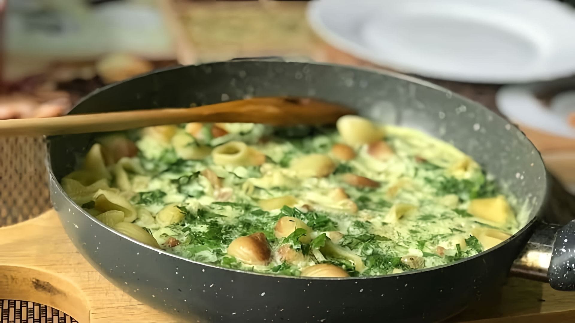 В этом видео демонстрируется процесс приготовления завтрака или обеда из вчерашних макарон
