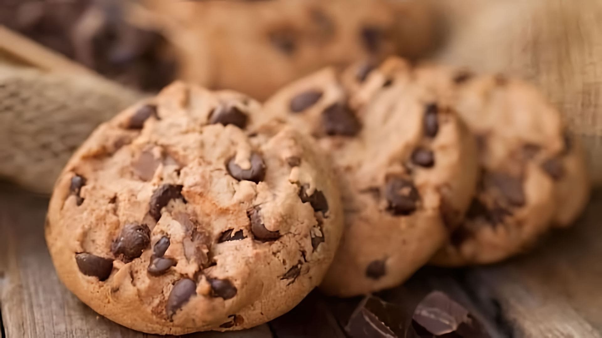 В этом видео-ролике рассказывается о рецепте печенья из арахисовой пасты без использования муки