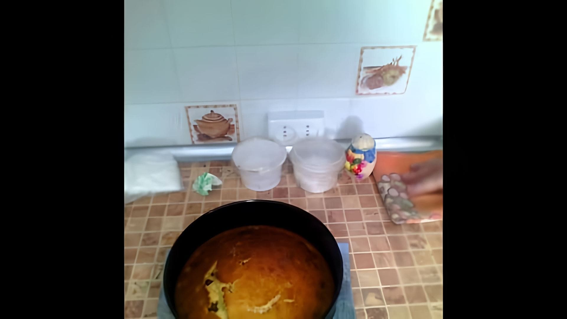 В этом видео демонстрируется процесс приготовления бисквитного торта с изюмом